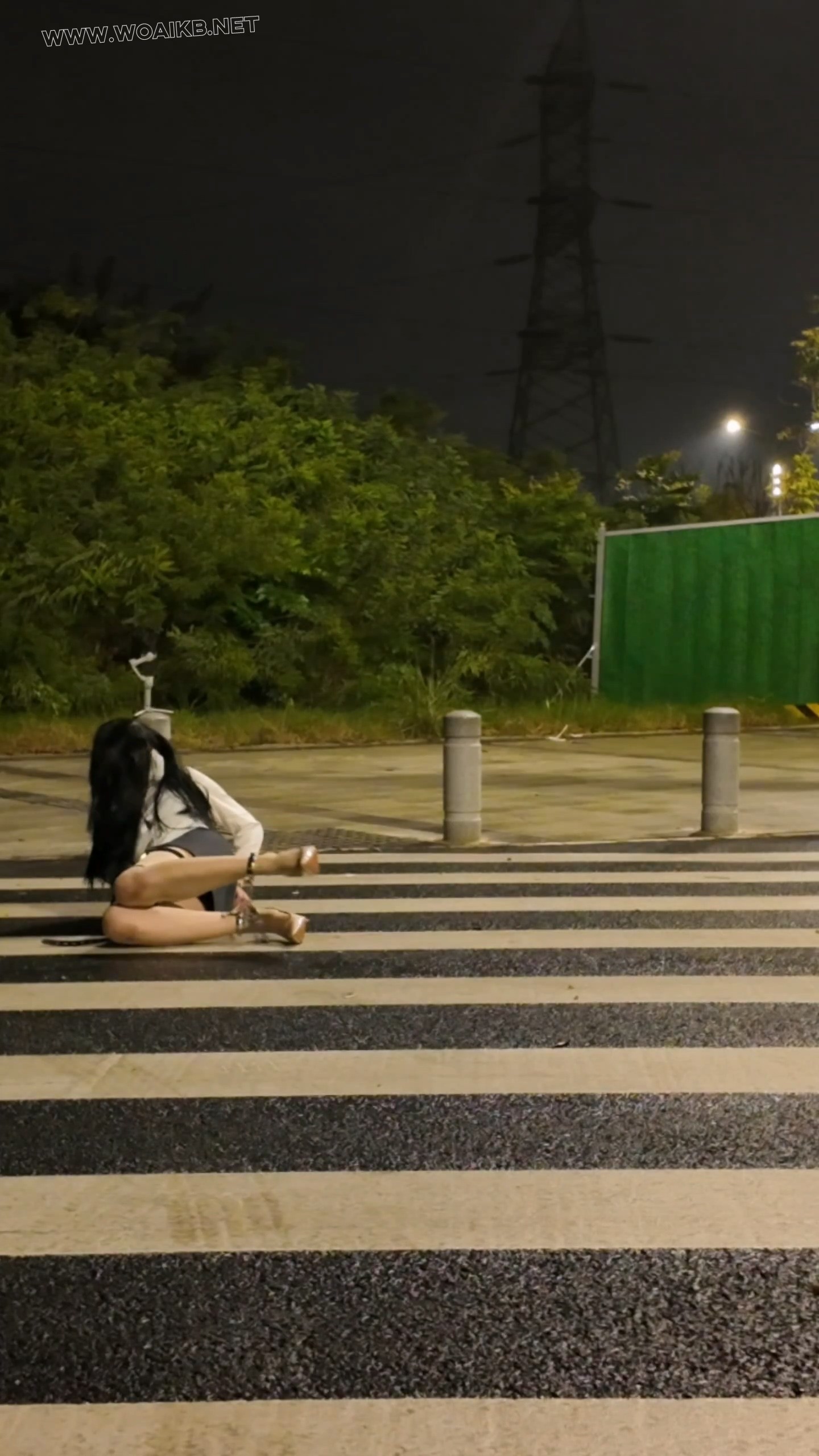 户外肉丝OL郊狼背铐过马路挑战SubM 预览图