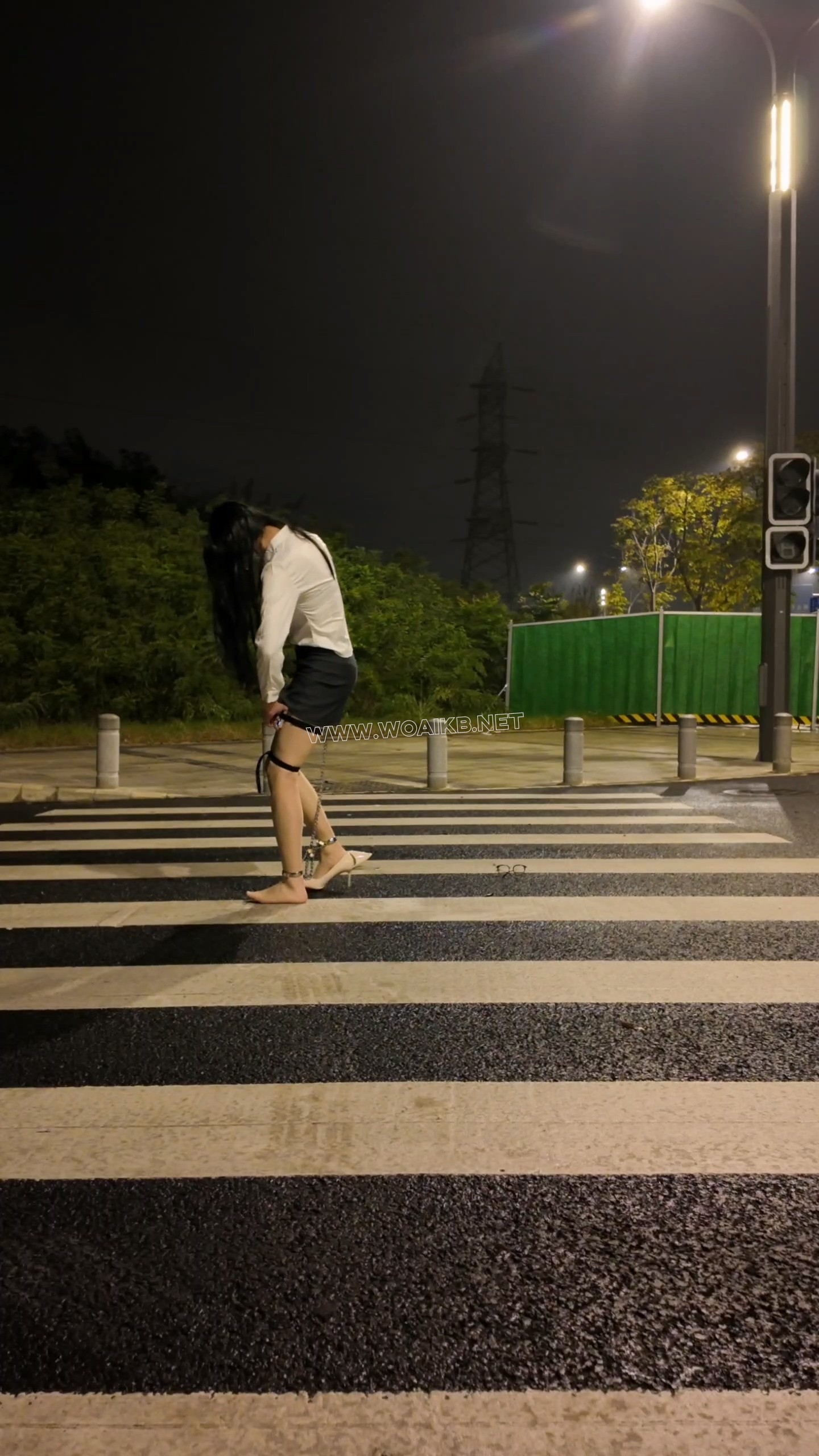 户外肉丝OL郊狼背铐过马路挑战SubM 预览图