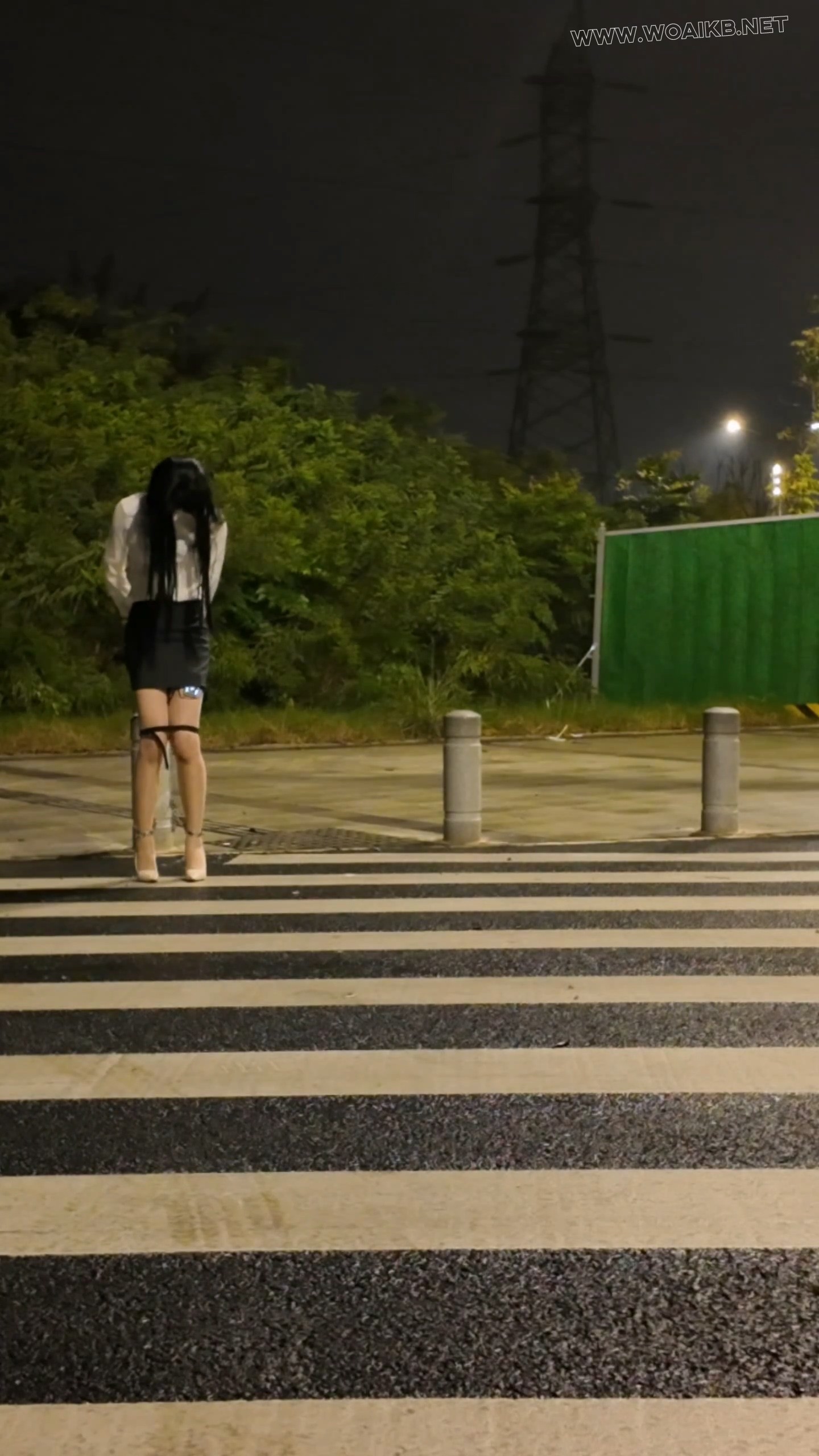 户外肉丝OL郊狼背铐过马路挑战SubM 预览图