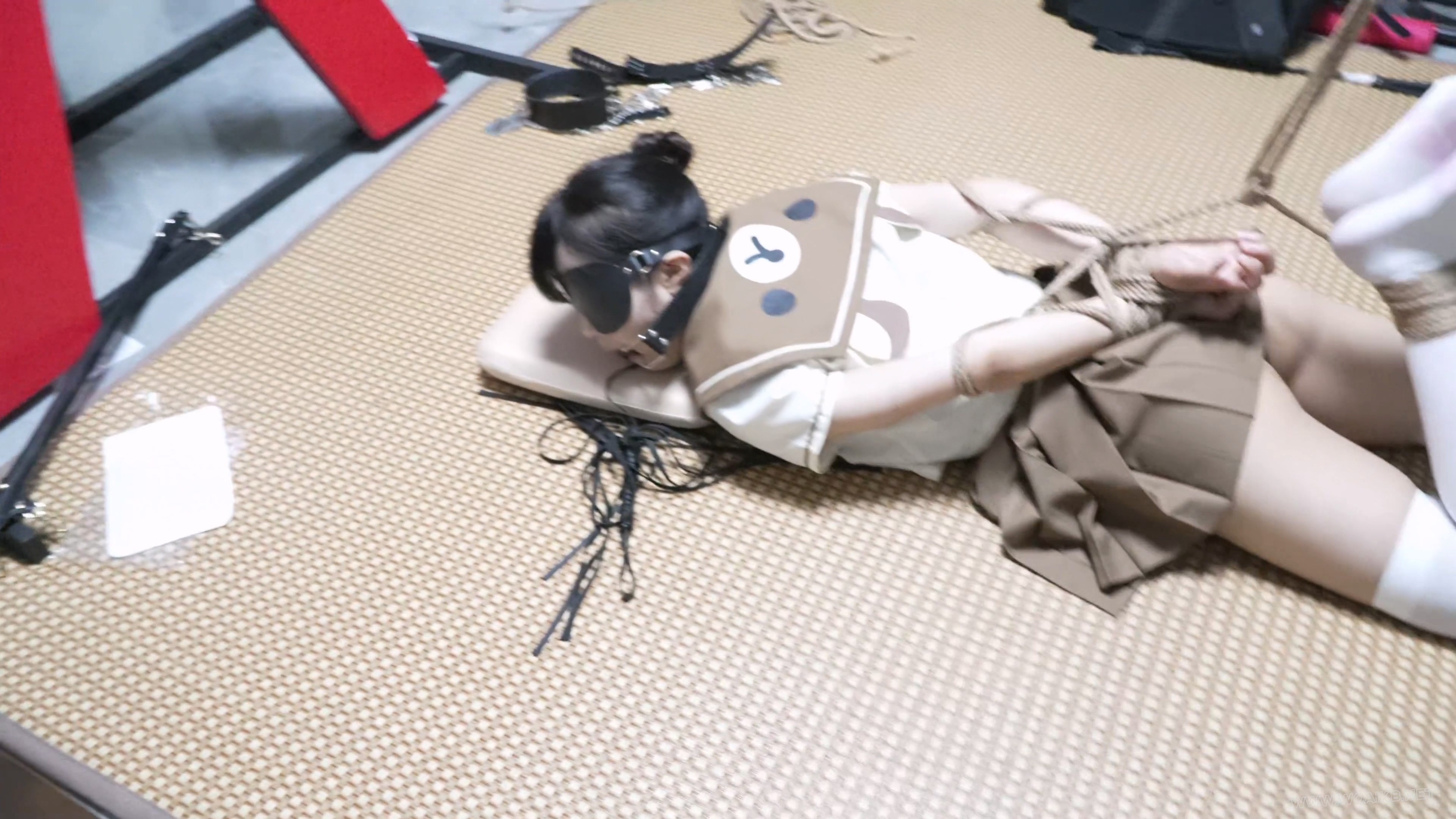 线下真实调教之新模19岁大一生瑶瑶JK猫爪白袜驷马半小时TK挠痒地狱！驷马口枷+超长 预览图