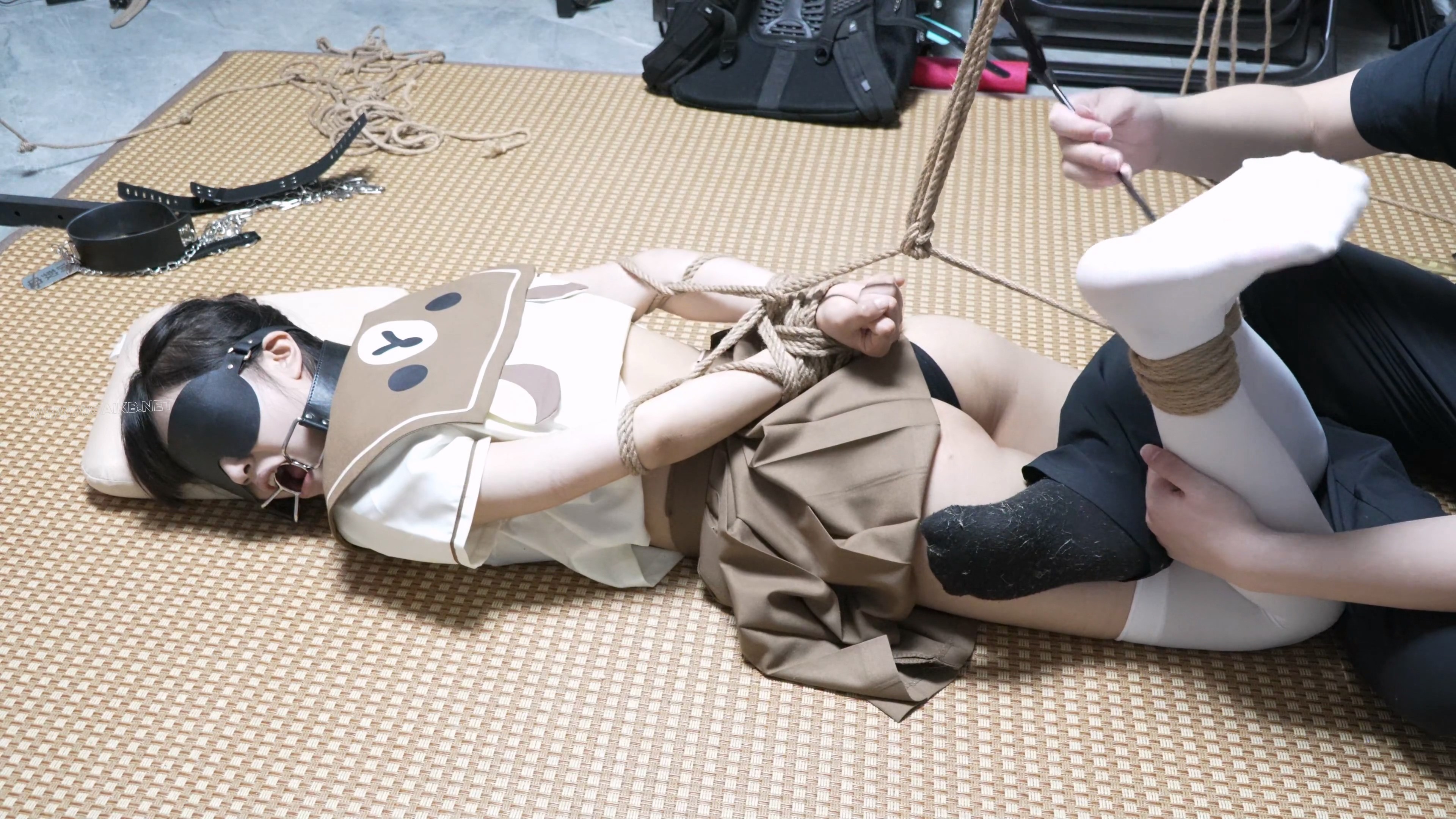 线下真实调教之新模19岁大一生瑶瑶JK猫爪白袜驷马半小时TK挠痒地狱！驷马口枷+超长 预览图