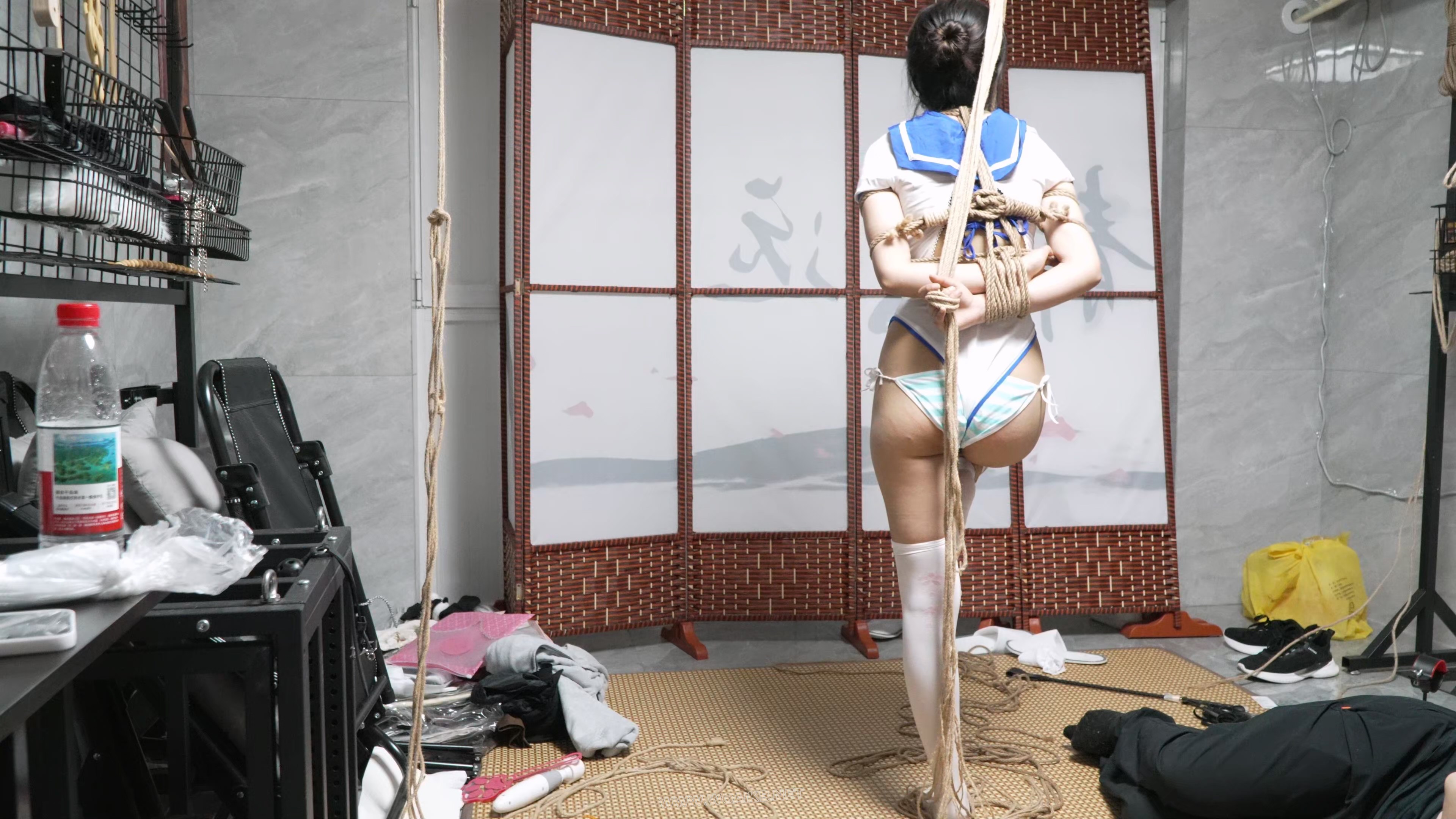 线下真实调教之新模19岁大一生瑶瑶水手服单脚吊ZD棒强制羔C+SP挠脚心！单脚吊放置+ 预览图