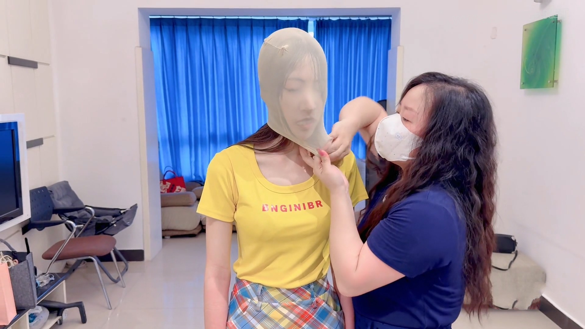 衣柜里的少女 预览图
