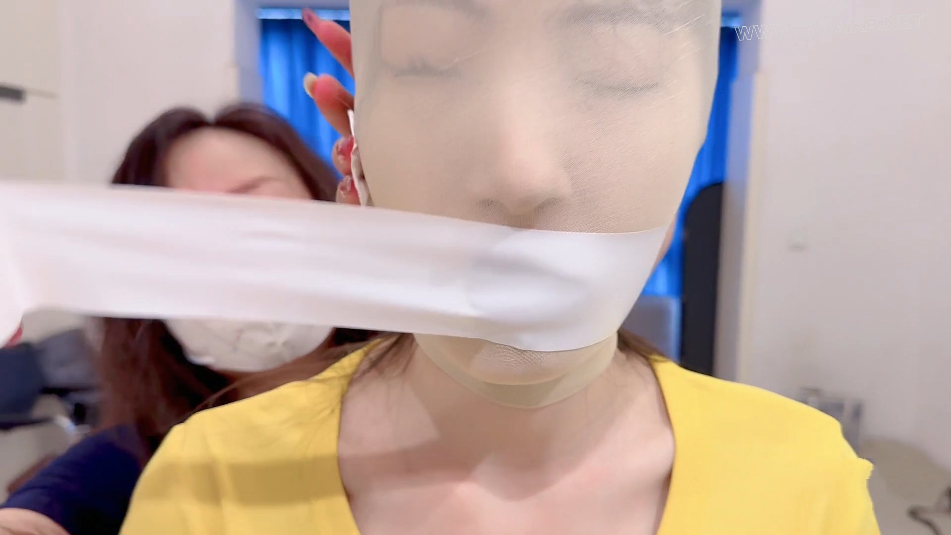 衣柜里的少女 预览图