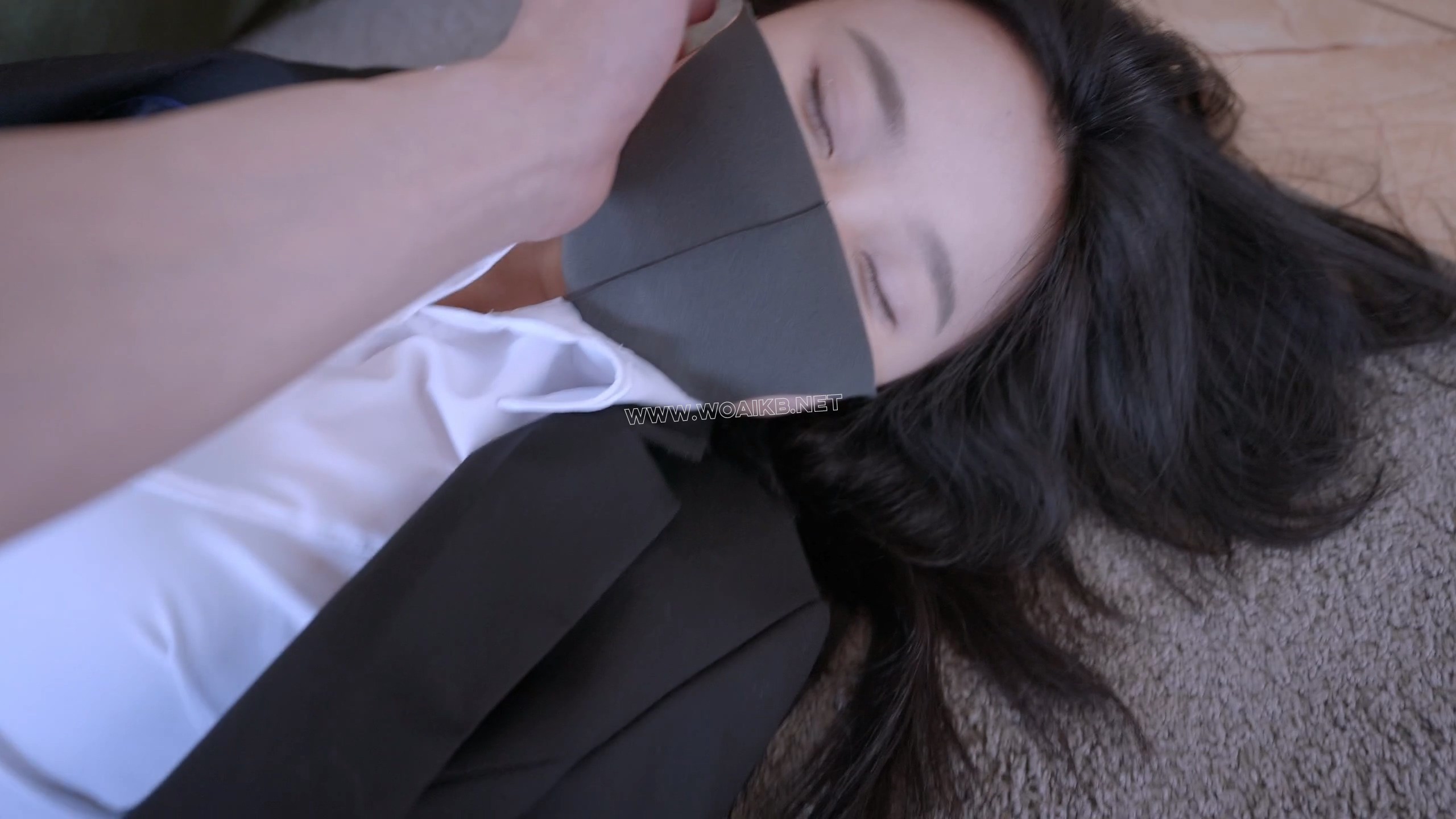 《女白领的危机1》女白领被（BT邻居尾随迷晕），（超痛跪吊缚和麻花腿折磨）（股绳 预览图