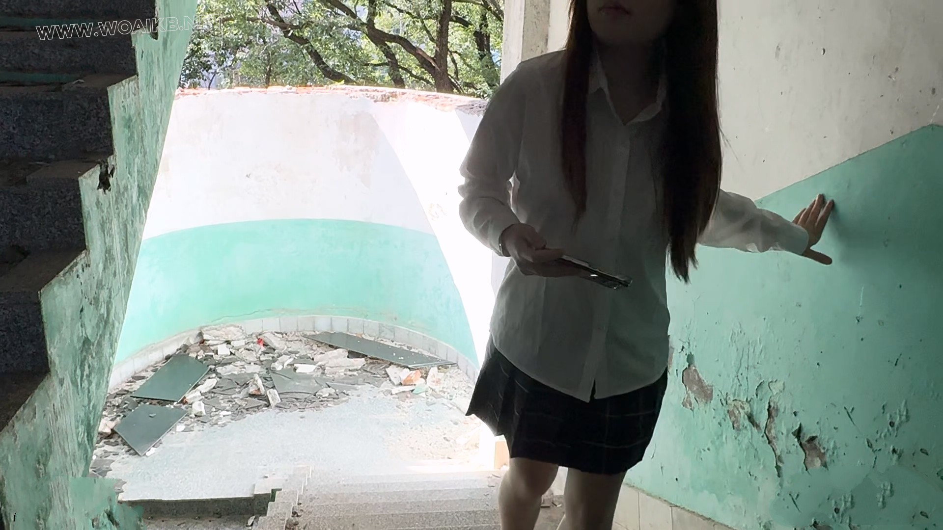 女大独身废墟天台被捂晕绑玩震动点击 罪恶天台 预览图