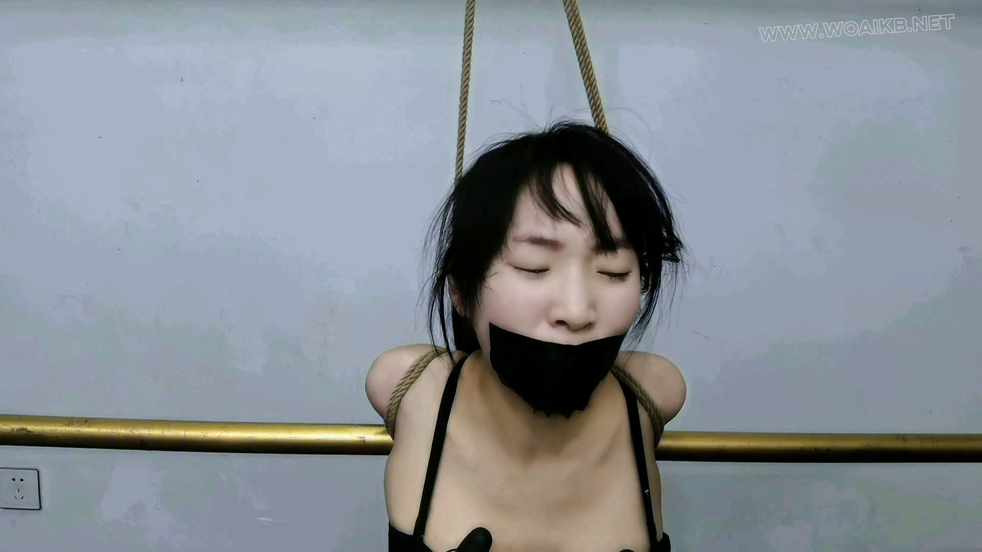 柔仙儿又来想好事,挑战马步一小时想赢取苹果手机,能否成功 预览图