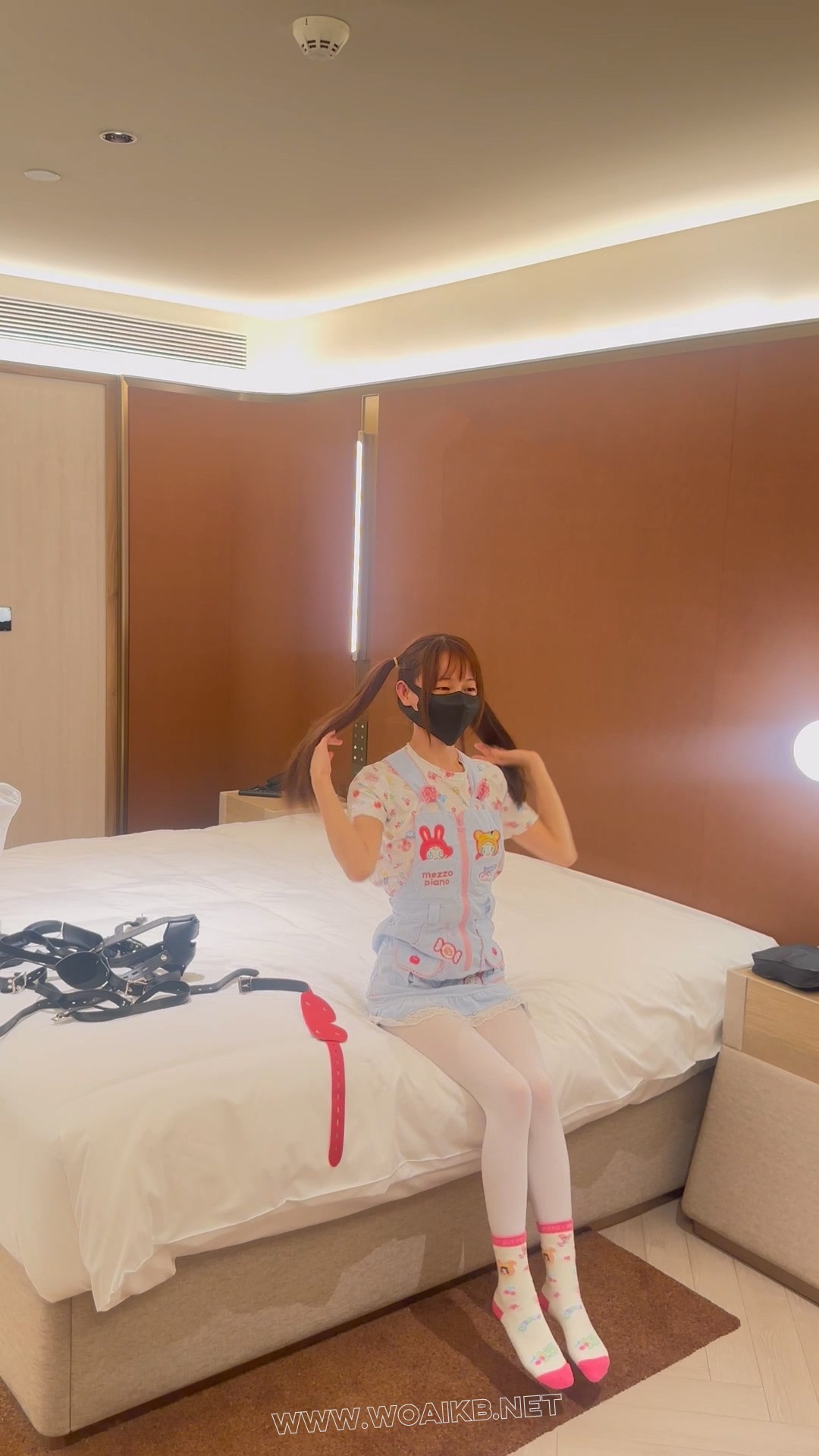 【粥粥】[女儿服1]女儿服萝莉皮带镣铐锁链束缚+挠脚心抽打+挣扎脱缚 封面图