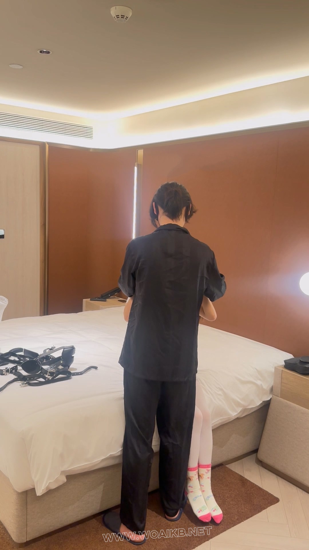【粥粥】[女儿服1]女儿服萝莉皮带镣铐锁链束缚+挠脚心抽打+挣扎脱缚 预览图