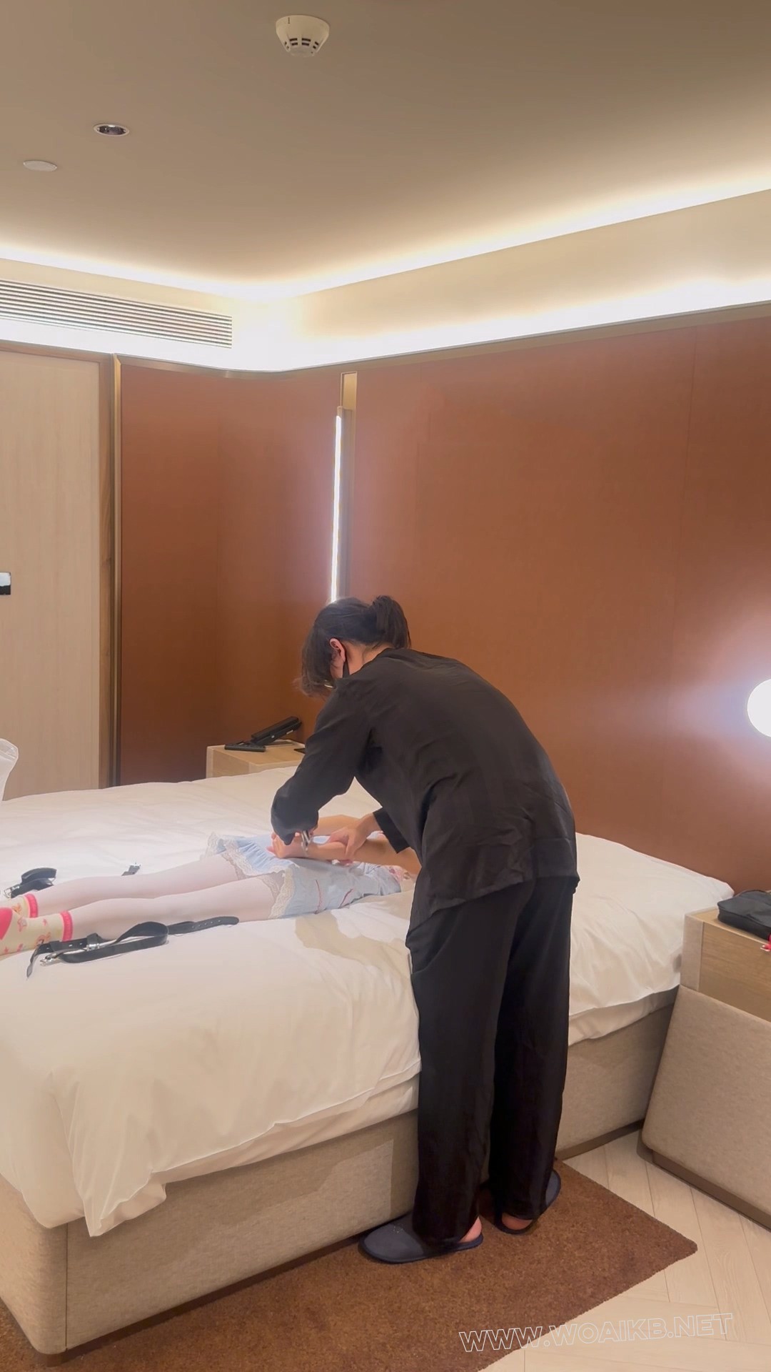 【粥粥】[女儿服1]女儿服萝莉皮带镣铐锁链束缚+挠脚心抽打+挣扎脱缚 预览图