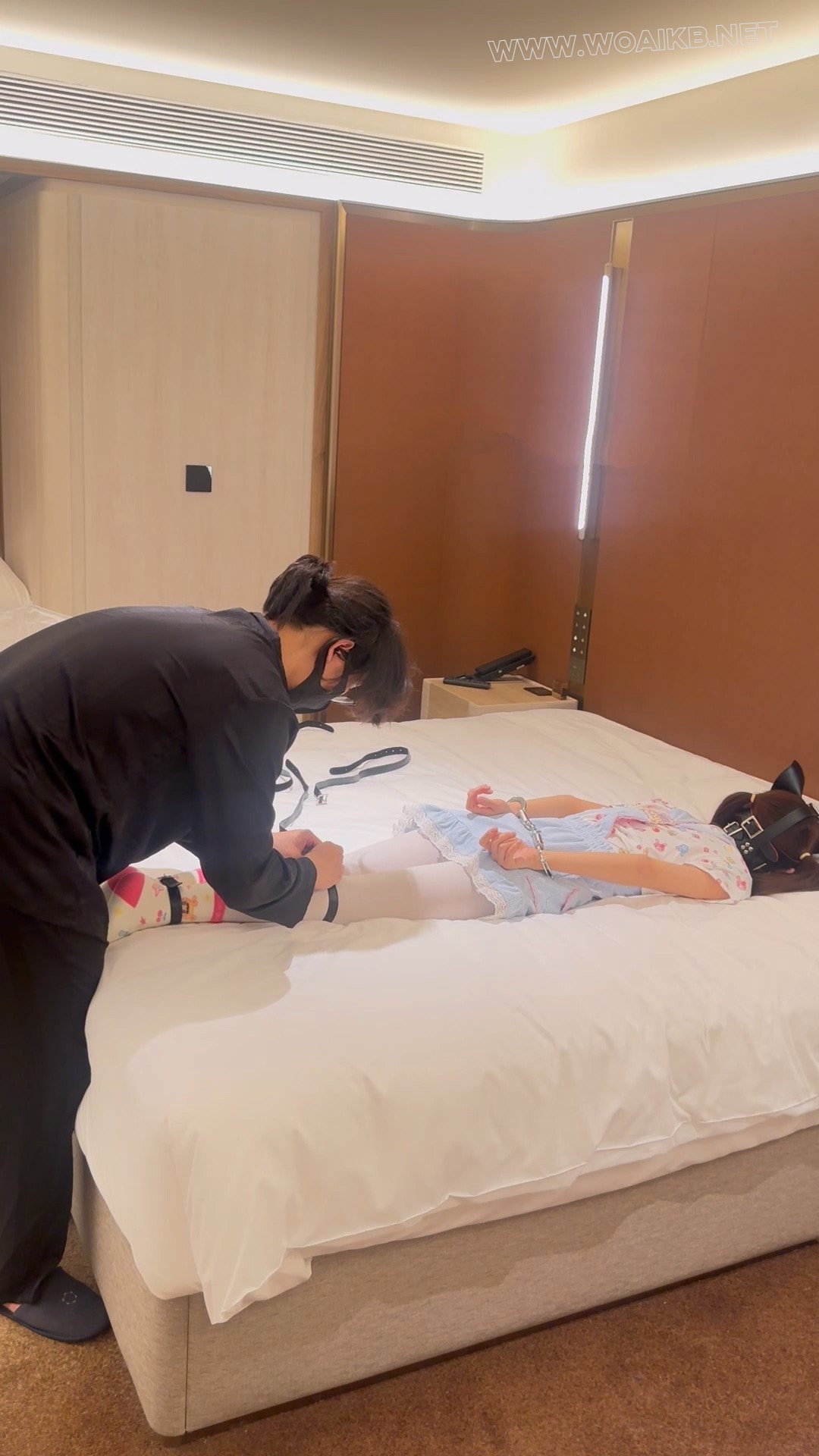 【粥粥】[女儿服1]女儿服萝莉皮带镣铐锁链束缚+挠脚心抽打+挣扎脱缚 预览图