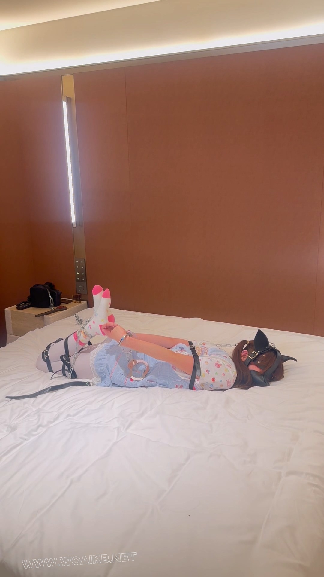 【粥粥】[女儿服1]女儿服萝莉皮带镣铐锁链束缚+挠脚心抽打+挣扎脱缚 预览图