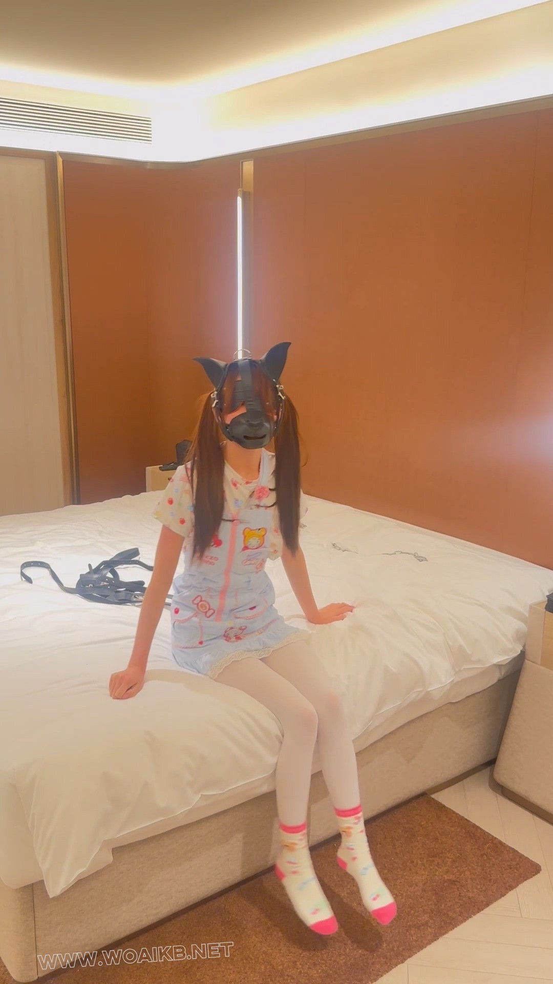 【粥粥】[女儿服1]女儿服萝莉皮带镣铐锁链束缚+挠脚心抽打+挣扎脱缚 预览图
