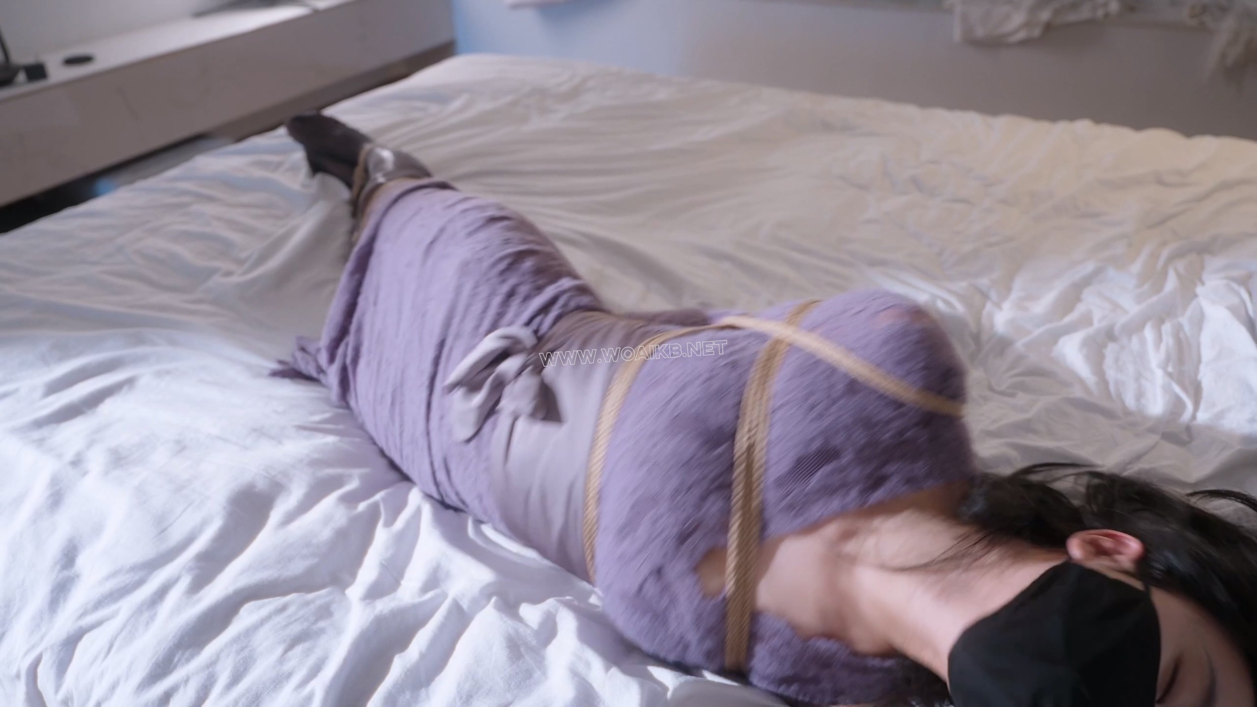 《狩猎日记之下班的少妇》黑丝少妇回家，遭陌生男捂晕。直臂捆绑，塞上假阳口罩， 预览图