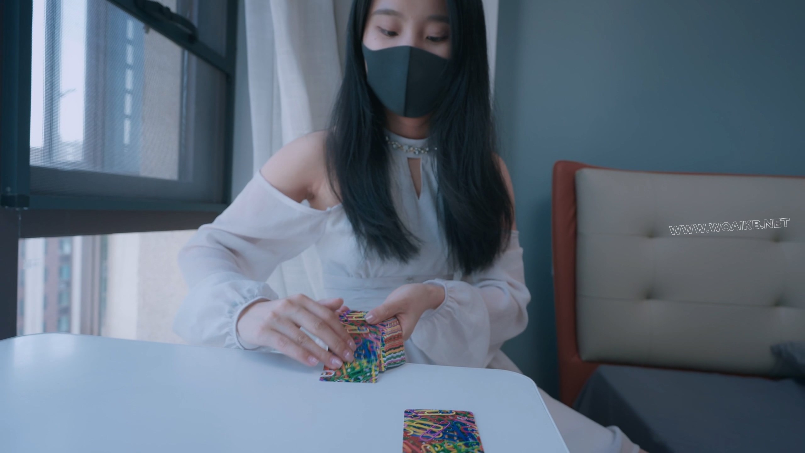 《OL的危机2》堵输了需要用身体还债的鬼牌玩过吗？一镜到底原味白袜内裤堵嘴、口水… 封面图
