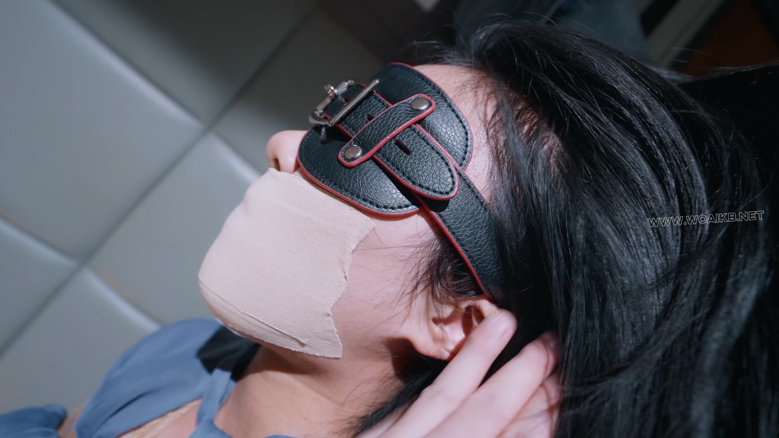 《OL的危机2》堵输了需要用身体还债的鬼牌玩过吗？一镜到底原味白袜内裤堵嘴、口水 预览图