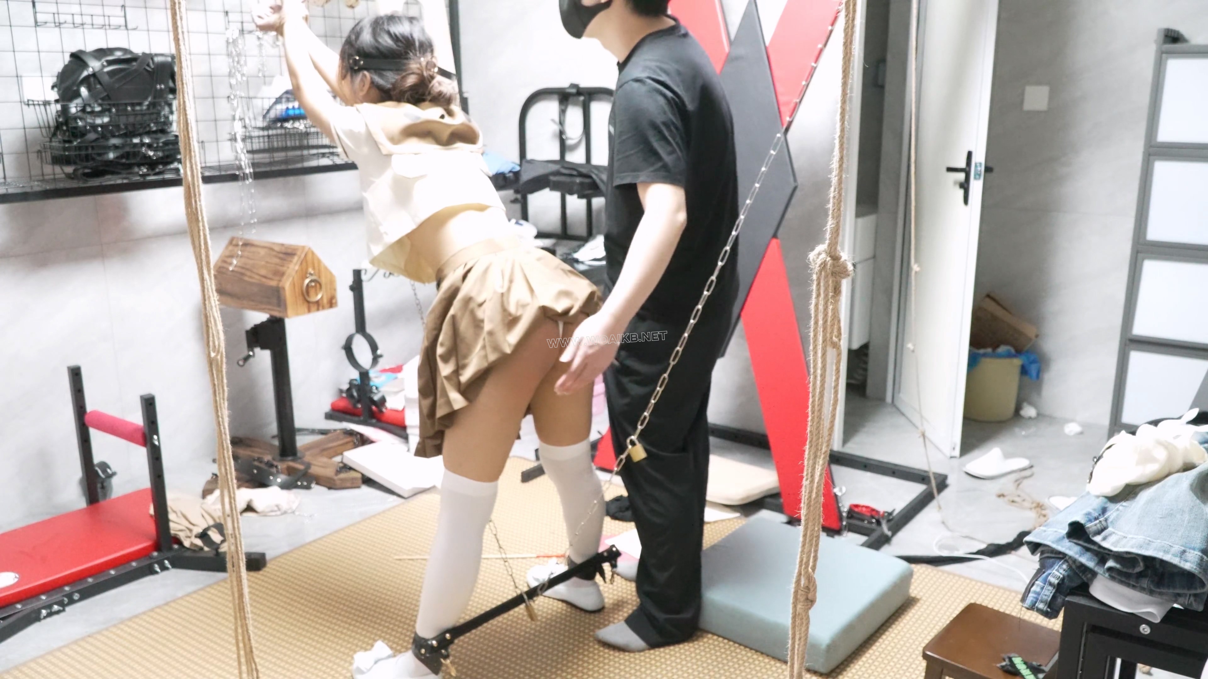 线下真实调教之超漂亮大学生新妹子苏苏JK白袜前手吊缚+强制开腿调教!JK白袜+前手吊 预览图