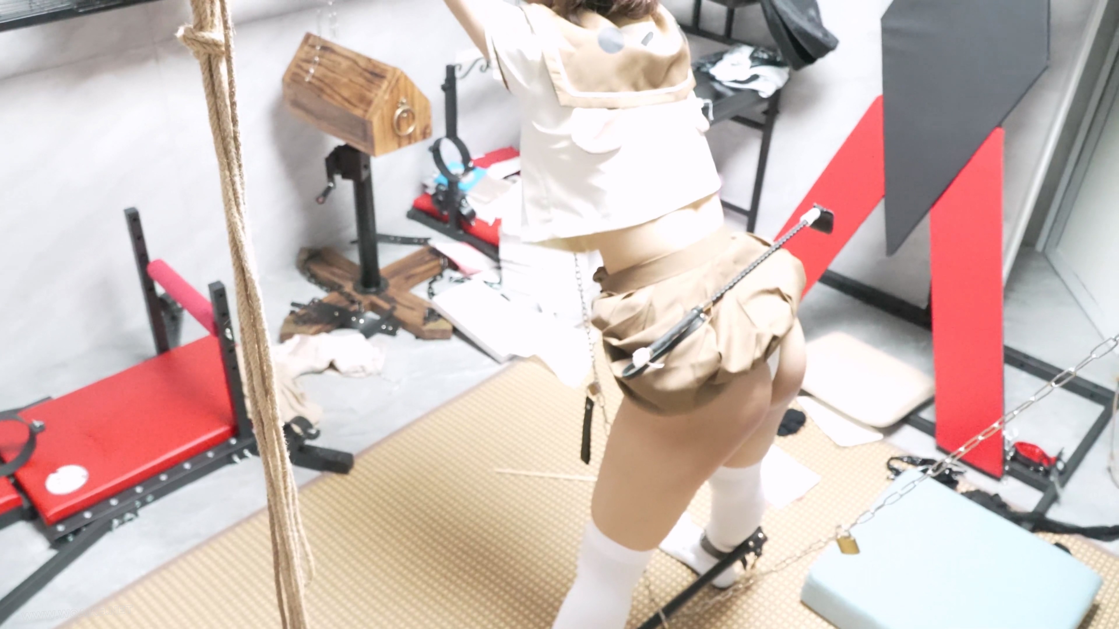 线下真实调教之超漂亮大学生新妹子苏苏JK白袜前手吊缚+强制开腿调教!JK白袜+前手吊 预览图