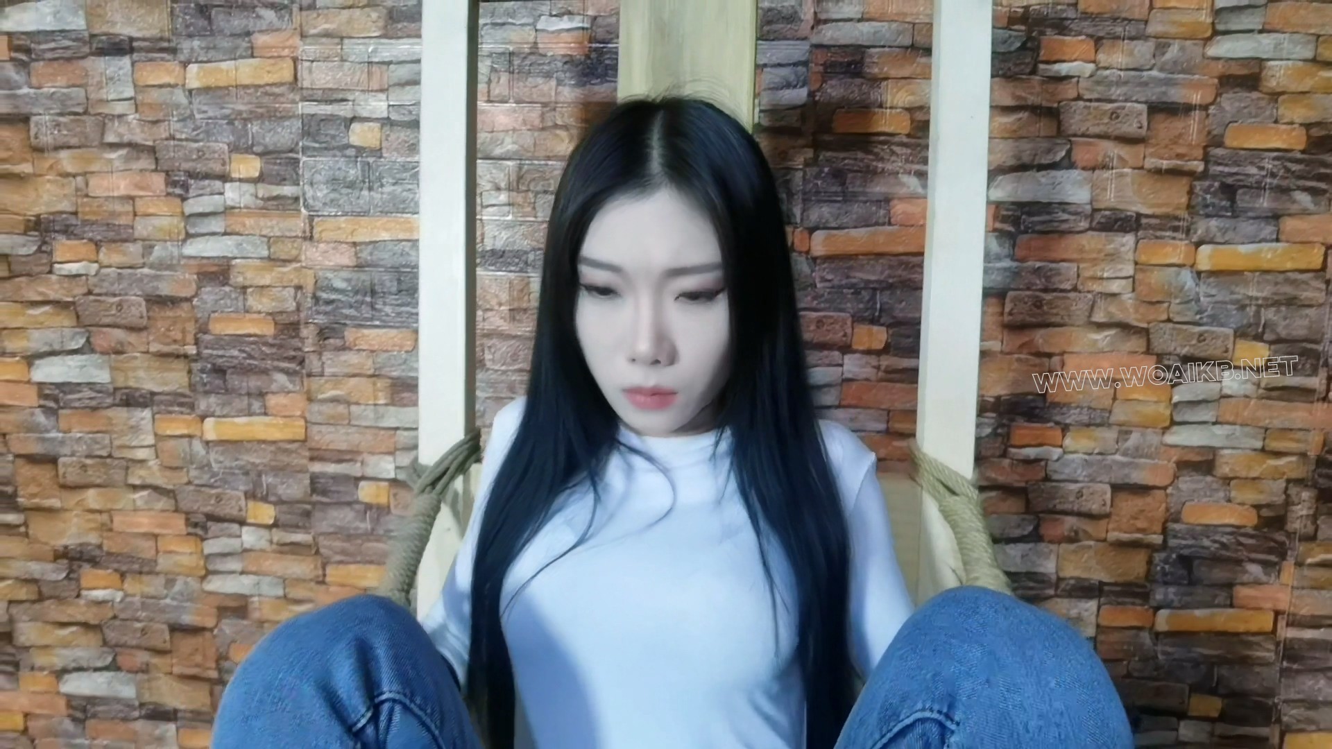把月仙儿禁锢在刑椅上,y部扎满钢针,3样玩具同时骚操作,最终经不住折磨潮喷至昏死过去 封面图