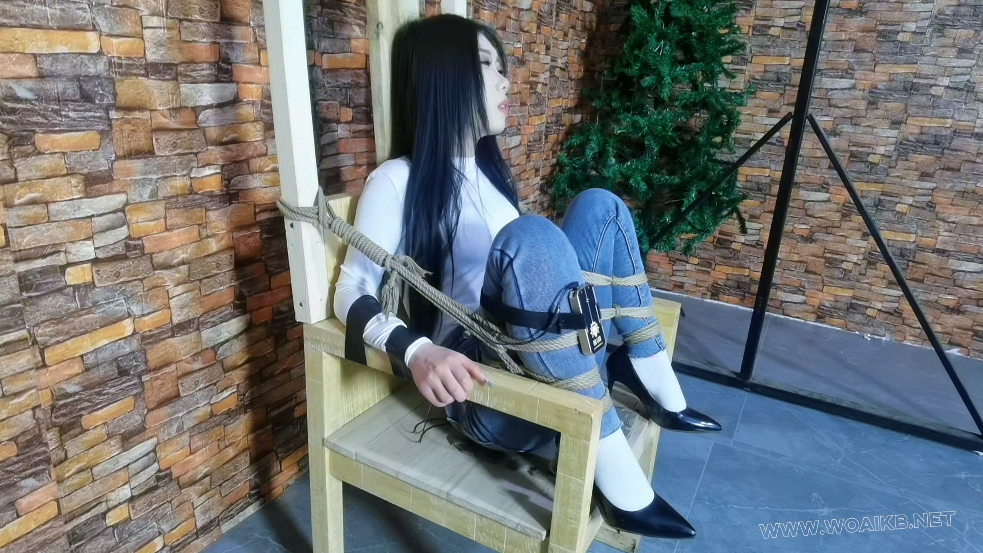 把月仙儿禁锢在刑椅上,y部扎满钢针,3样玩具同时骚操作,最终经不住折磨潮喷至昏死过去 预览图