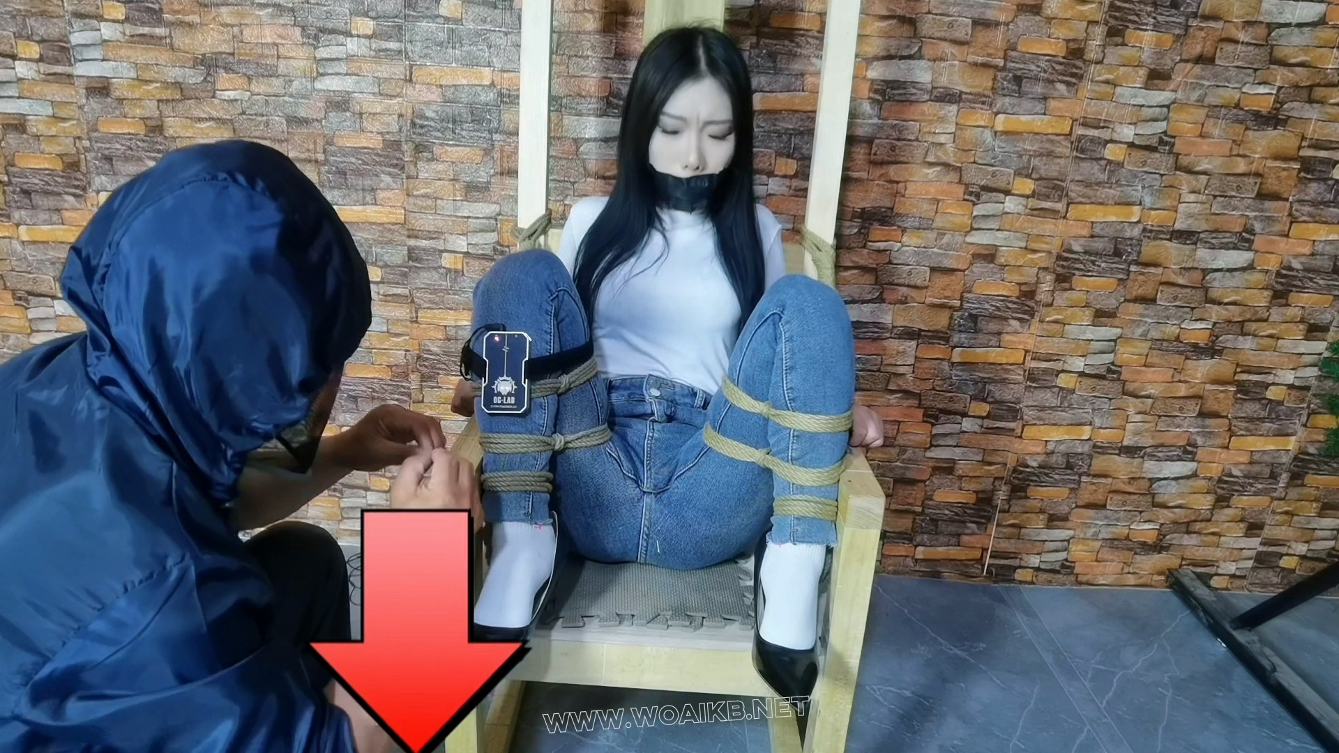 把月仙儿禁锢在刑椅上,y部扎满钢针,3样玩具同时骚操作,最终经不住折磨潮喷至昏死过去 预览图