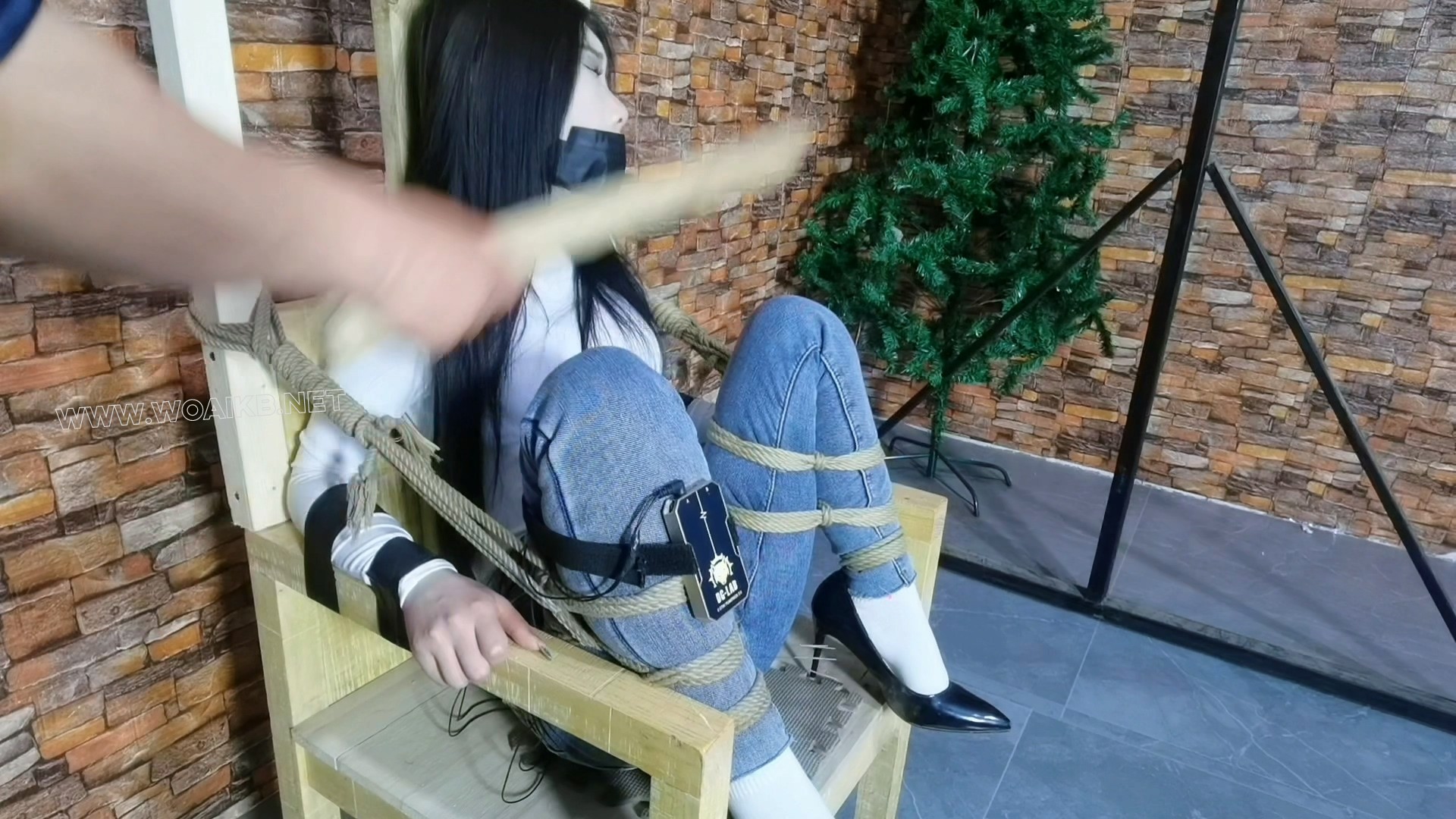 把月仙儿禁锢在刑椅上,y部扎满钢针,3样玩具同时骚操作,最终经不住折磨潮喷至昏死过去 预览图