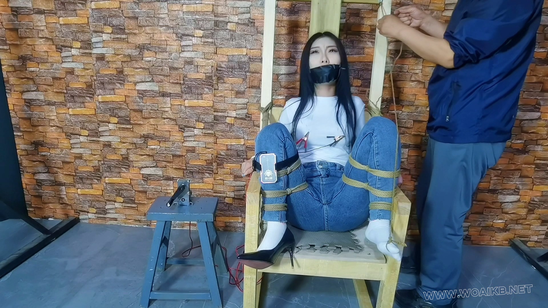 把月仙儿禁锢在刑椅上,y部扎满钢针,3样玩具同时骚操作,最终经不住折磨潮喷至昏死过去 预览图