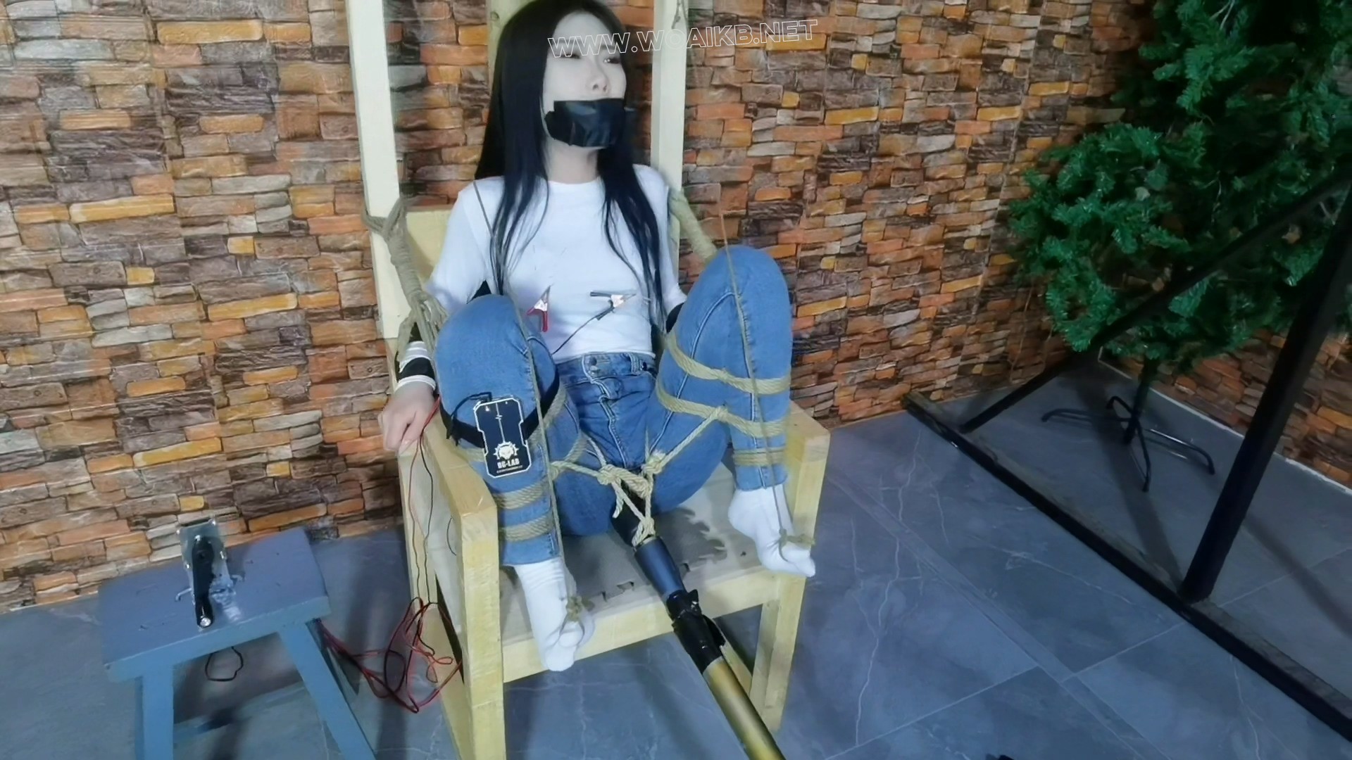 把月仙儿禁锢在刑椅上,y部扎满钢针,3样玩具同时骚操作,最终经不住折磨潮喷至昏死过去 预览图