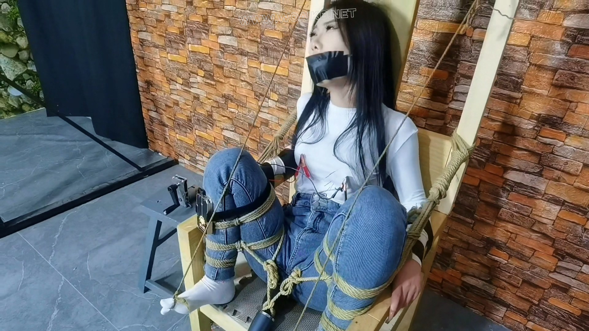 把月仙儿禁锢在刑椅上,y部扎满钢针,3样玩具同时骚操作,最终经不住折磨潮喷至昏死过去 预览图