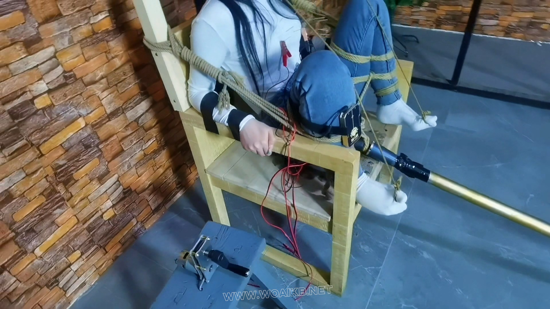 把月仙儿禁锢在刑椅上,y部扎满钢针,3样玩具同时骚操作,最终经不住折磨潮喷至昏死过去 预览图
