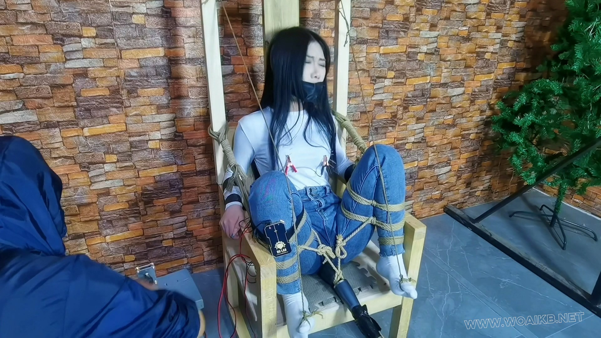 把月仙儿禁锢在刑椅上,y部扎满钢针,3样玩具同时骚操作,最终经不住折磨潮喷至昏死过去 预览图
