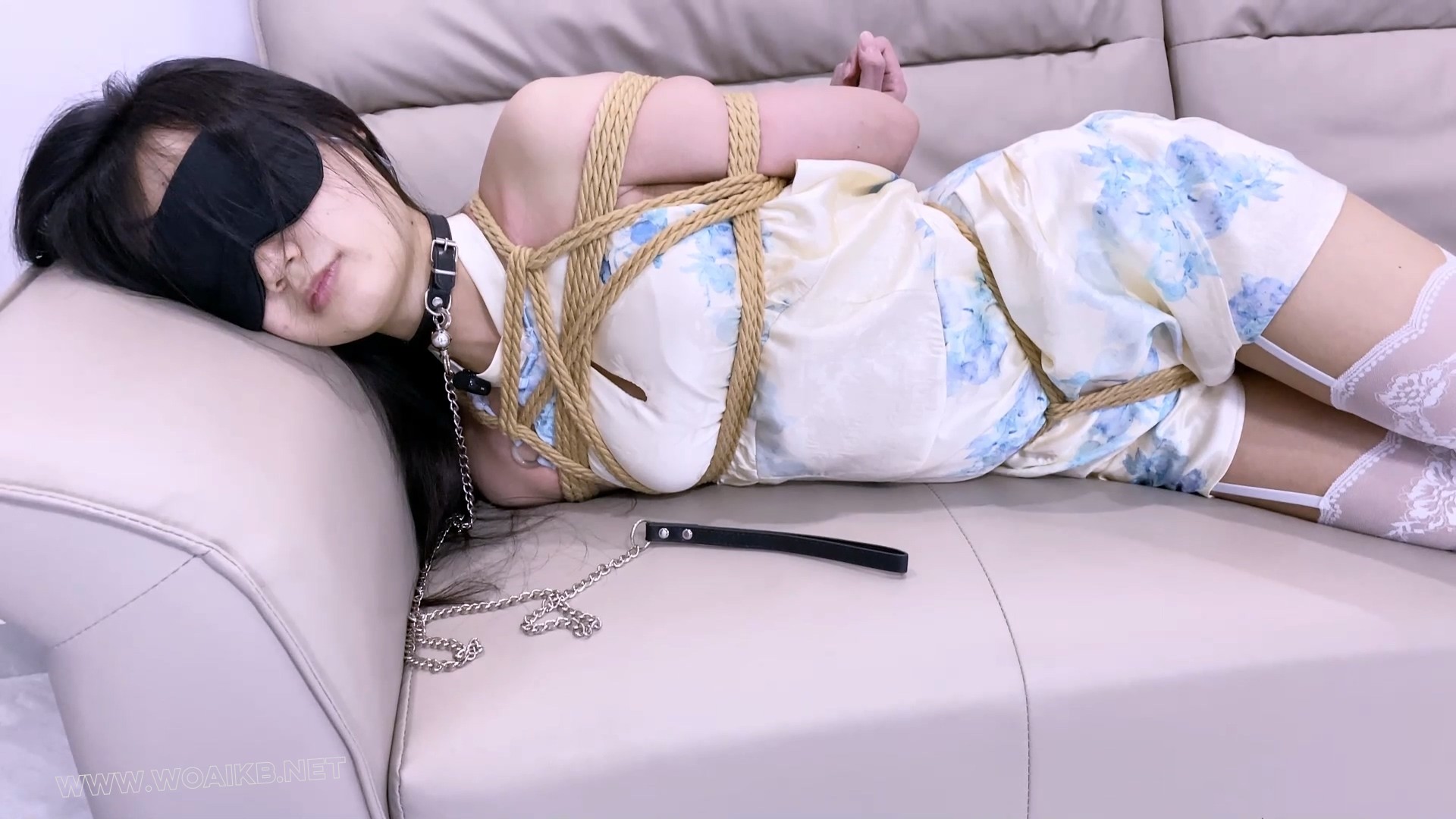 《少女情劫》-客户定拍-第十二集-入室绑架+日式紧缚+折腿跪缚镜面双视角+杨具口塞+ 预览图