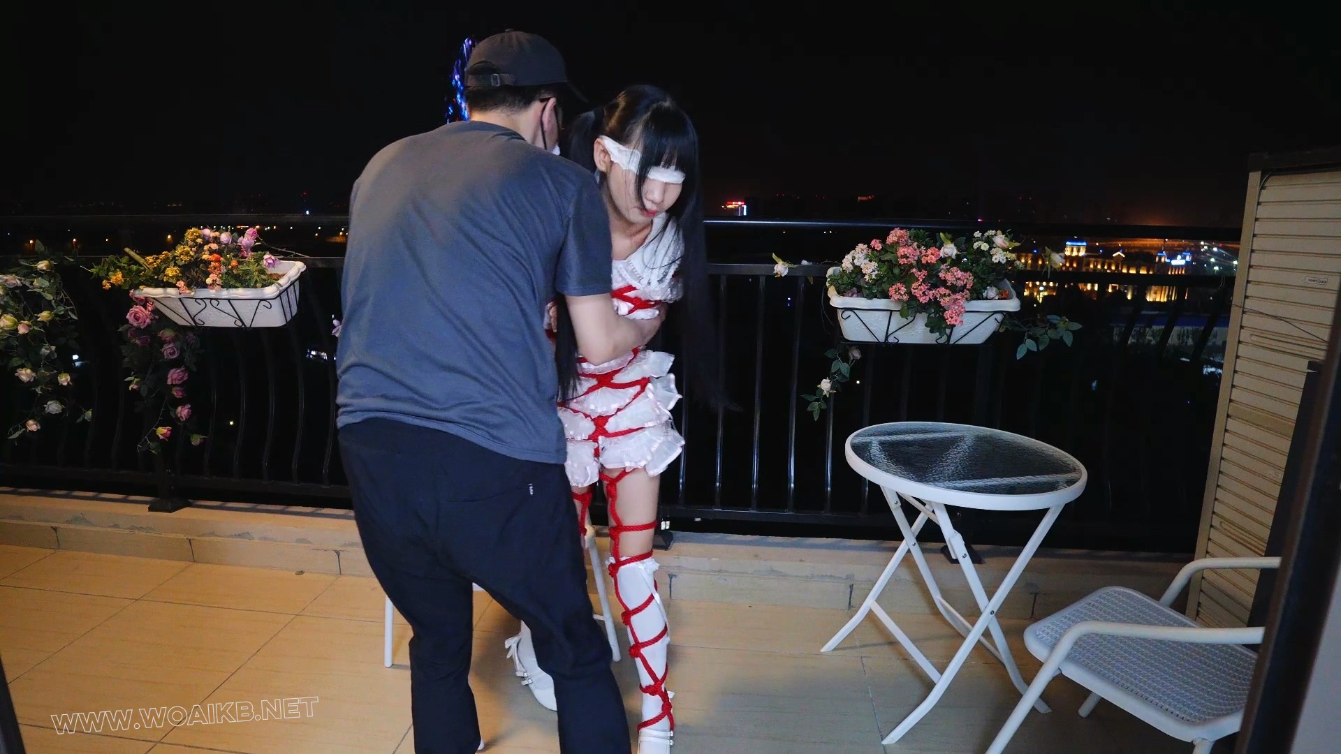Lolita小姐姐菱缚，晚上捆绑着在阳台吹风 预览图