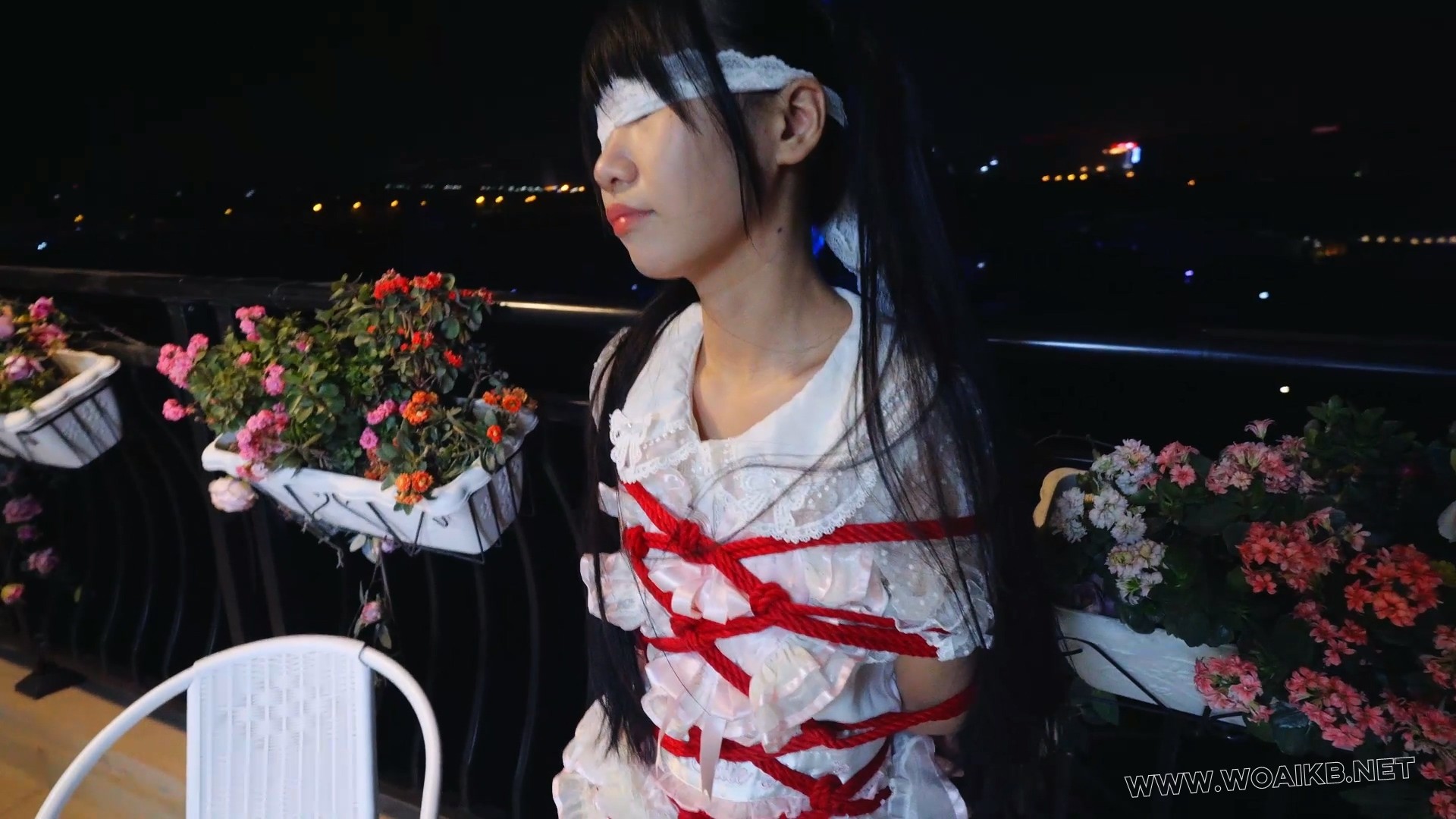 Lolita小姐姐菱缚，晚上捆绑着在阳台吹风 预览图