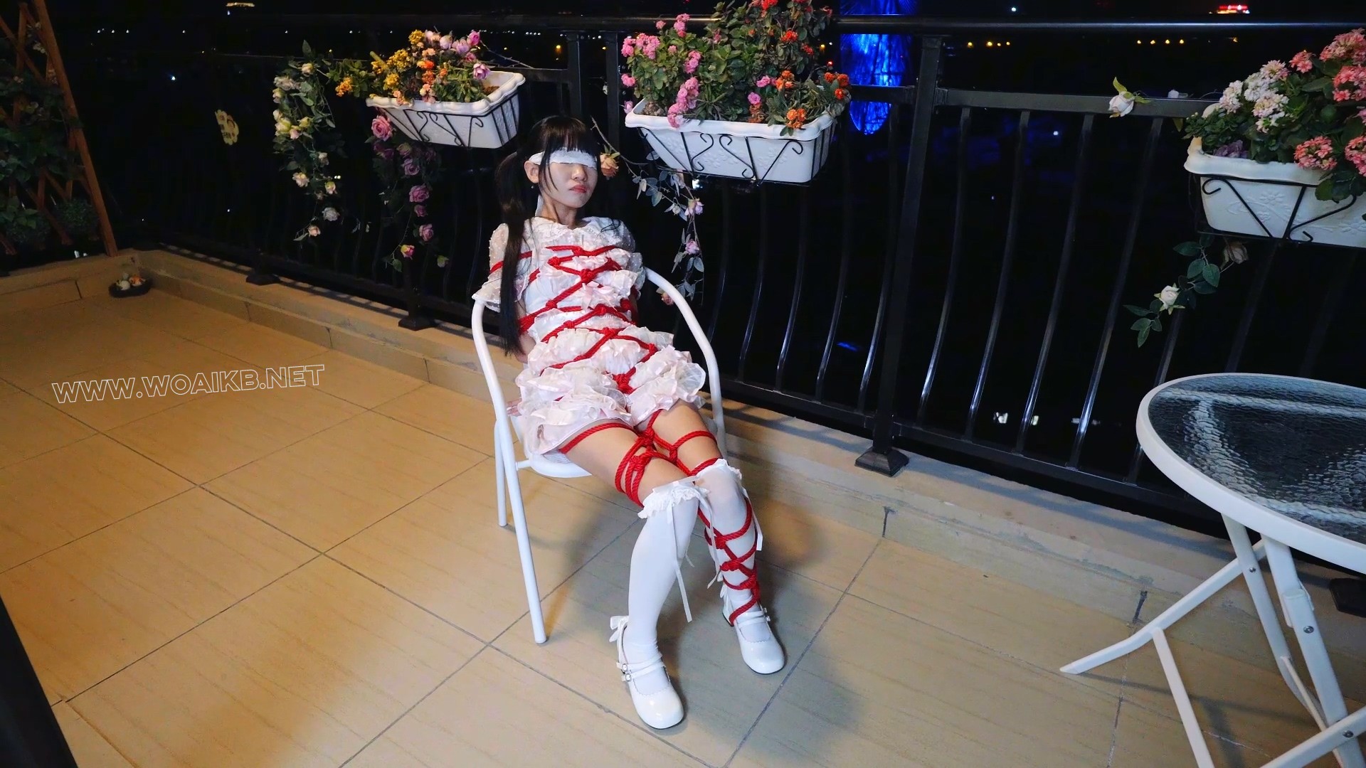 Lolita小姐姐菱缚，晚上捆绑着在阳台吹风 预览图