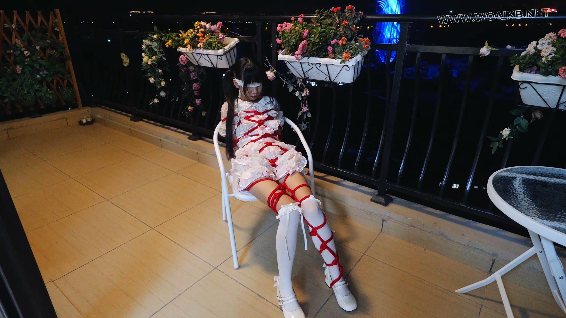 Lolita小姐姐菱缚，晚上捆绑着在阳台吹风 预览图