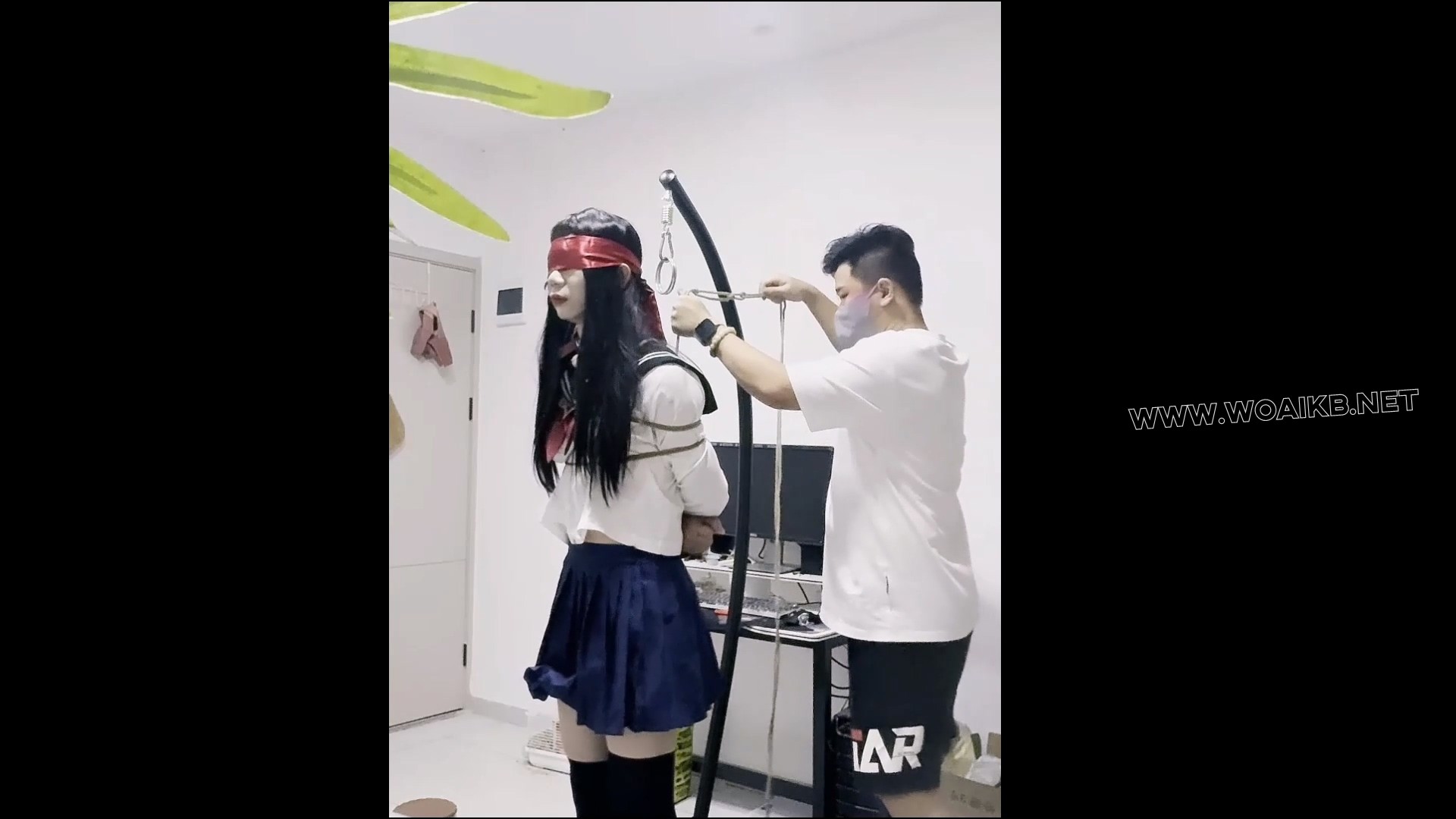 JK过膝袜妹妹的吊缚调教 预览图
