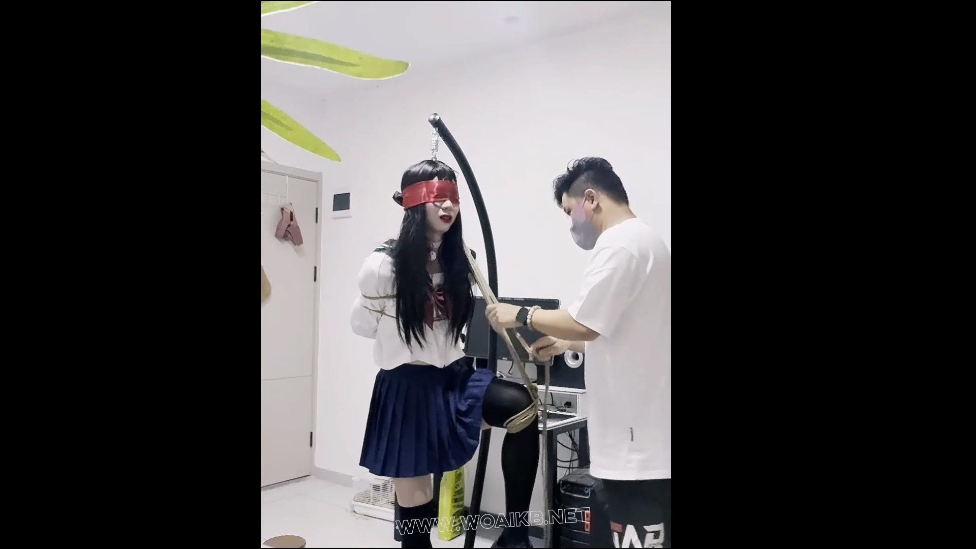JK过膝袜妹妹的吊缚调教 预览图