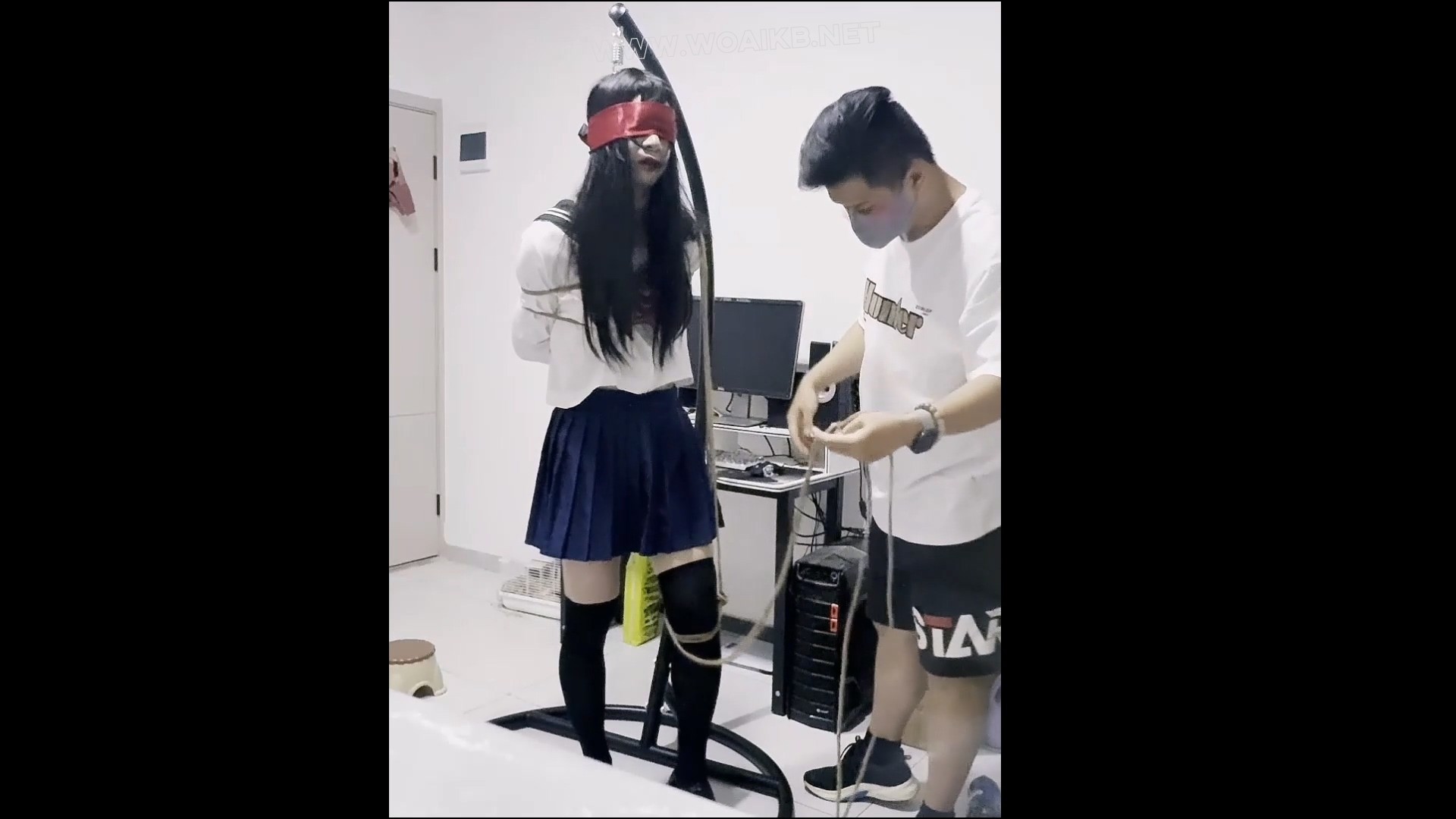 JK过膝袜妹妹的吊缚调教 预览图