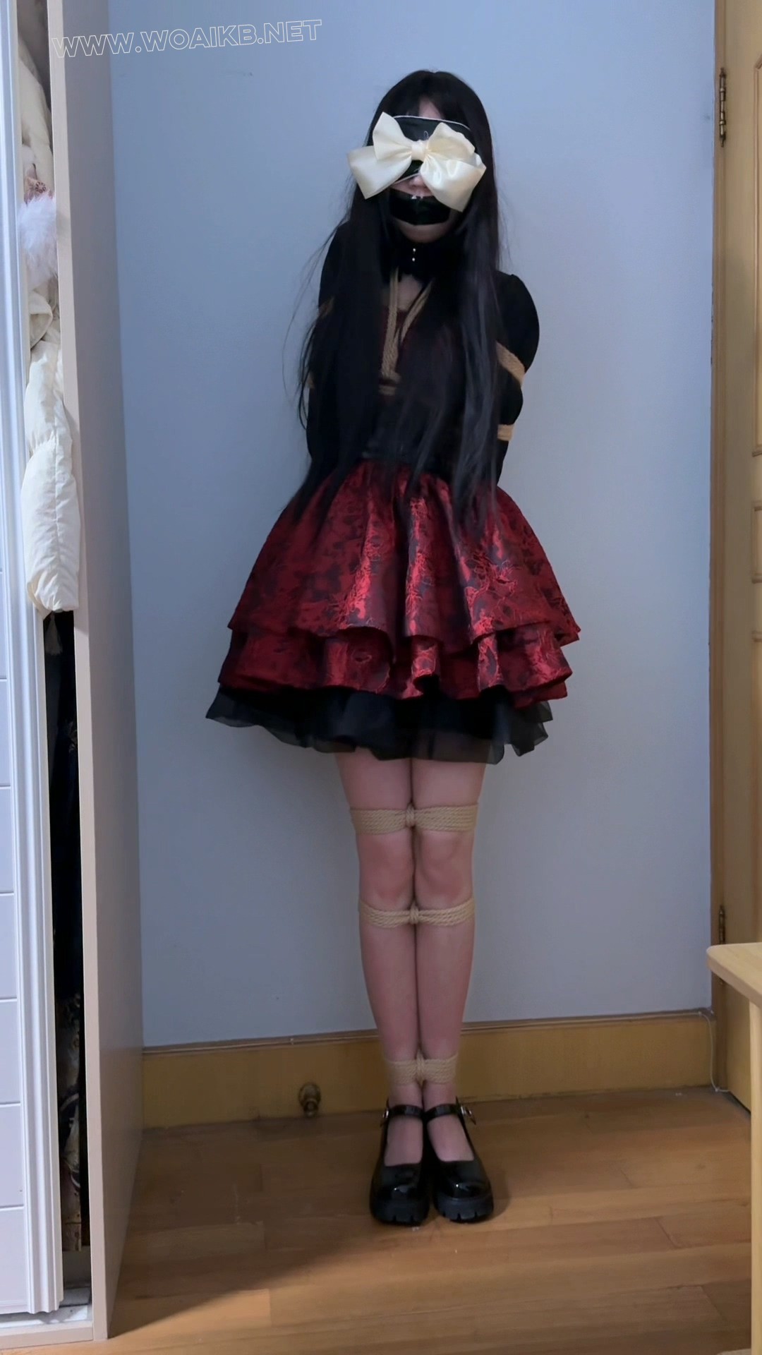 困困十三弹，身着红裙的捆绑挣扎 预览图