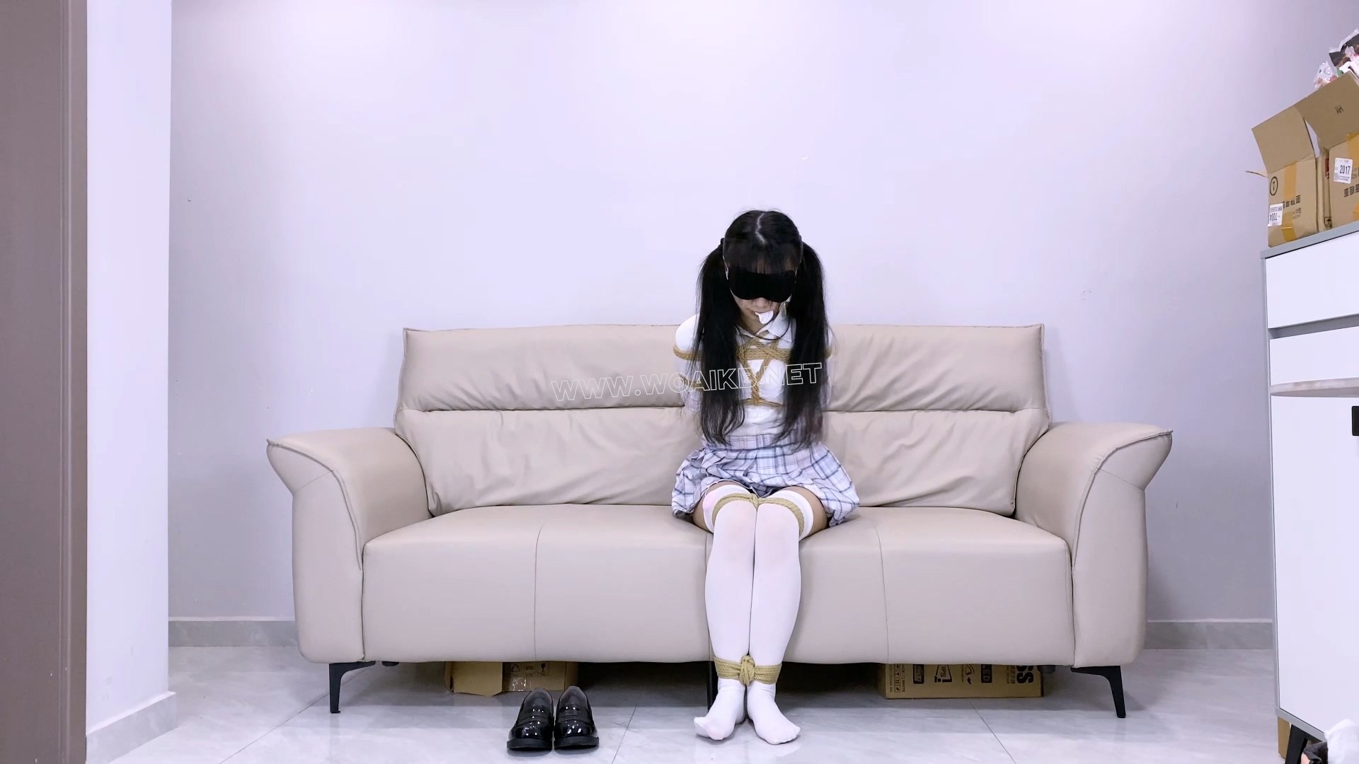 《路崽子历险记》 第十四集-客户定拍-入室绑架捂晕+日式紧缚+胸缚+并腿捆+房间内 预览图