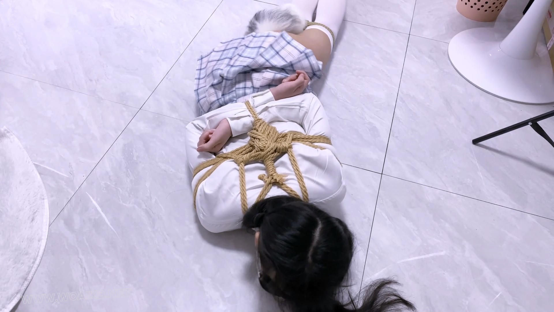 《路崽子历险记》 第十四集-客户定拍-入室绑架捂晕+日式紧缚+胸缚+并腿捆+房间内 预览图
