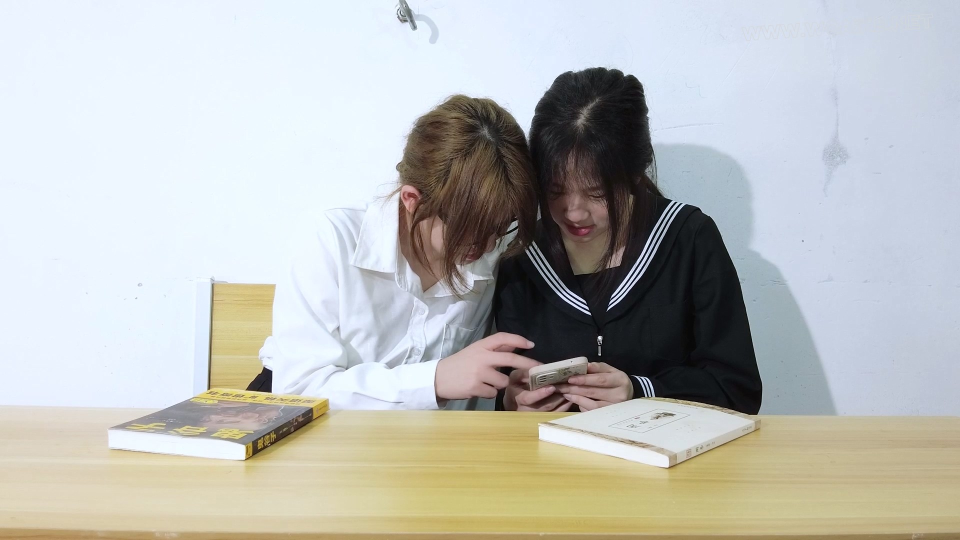 苏颖李慧两个叛逆女学生被老师惩罚深蹲、马步！让两人相互挠脚心惩罚求饶！ 《叛逆 预览图