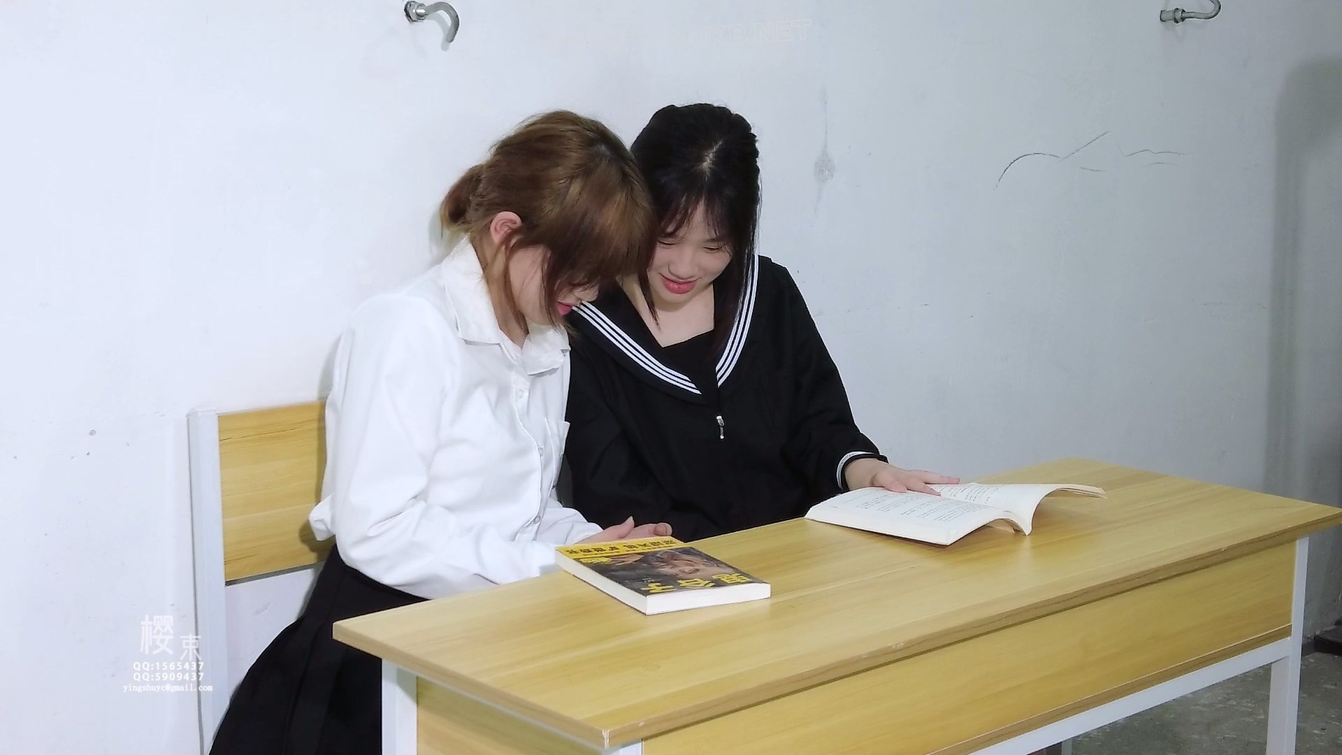 苏颖李慧两个叛逆女学生被老师惩罚深蹲、马步！让两人相互挠脚心惩罚求饶！ 《叛逆… 封面图