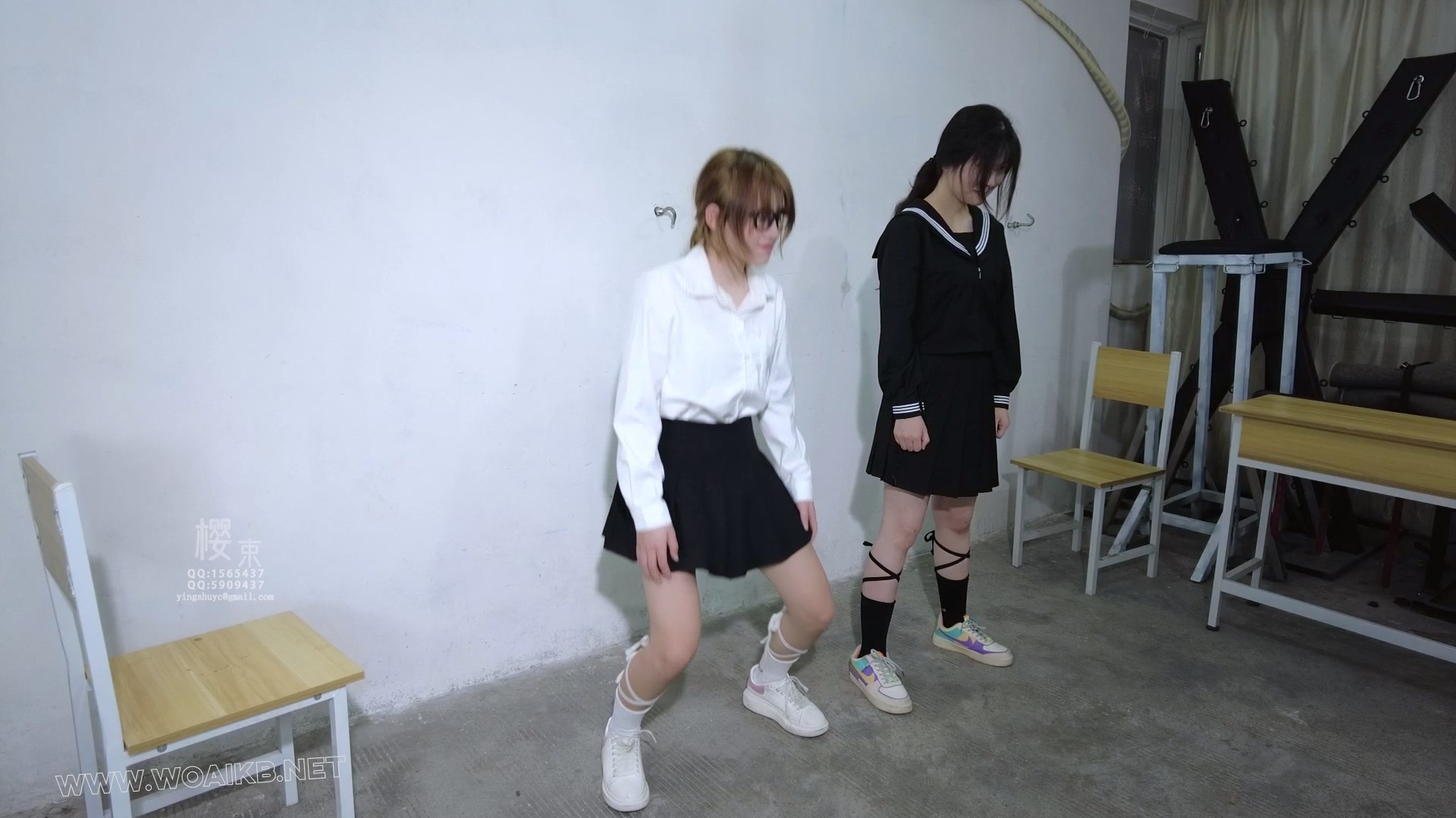 苏颖李慧两个叛逆女学生被老师惩罚深蹲、马步！让两人相互挠脚心惩罚求饶！ 《叛逆 预览图