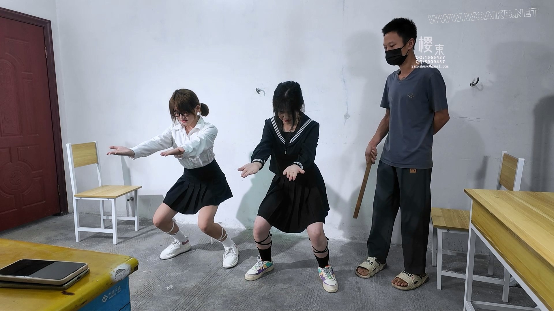 苏颖李慧两个叛逆女学生被老师惩罚深蹲、马步！让两人相互挠脚心惩罚求饶！ 《叛逆 预览图