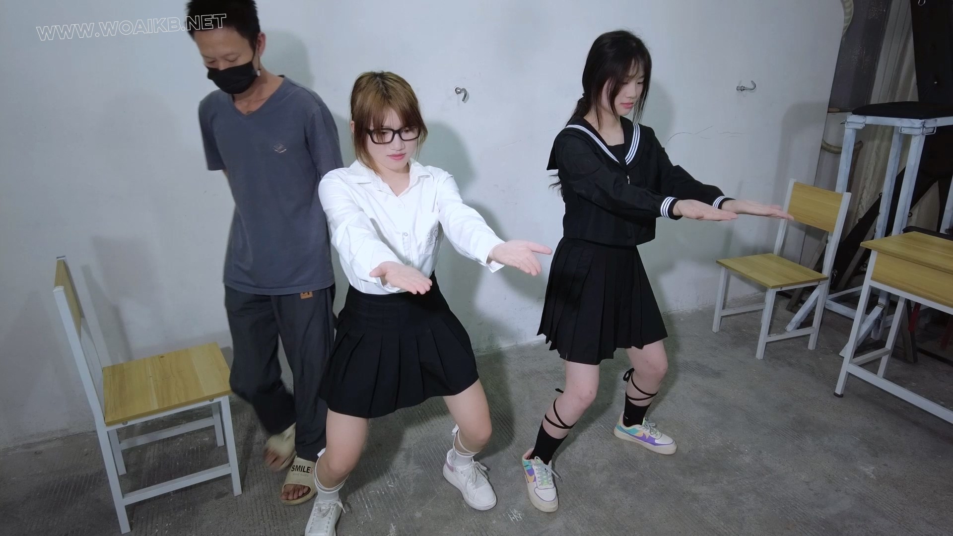 苏颖李慧两个叛逆女学生被老师惩罚深蹲、马步！让两人相互挠脚心惩罚求饶！ 《叛逆 预览图