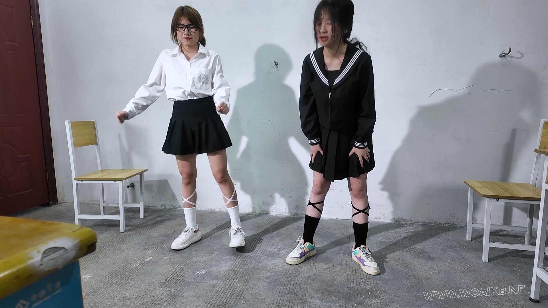 苏颖李慧两个叛逆女学生被老师惩罚深蹲、马步！让两人相互挠脚心惩罚求饶！ 《叛逆 预览图