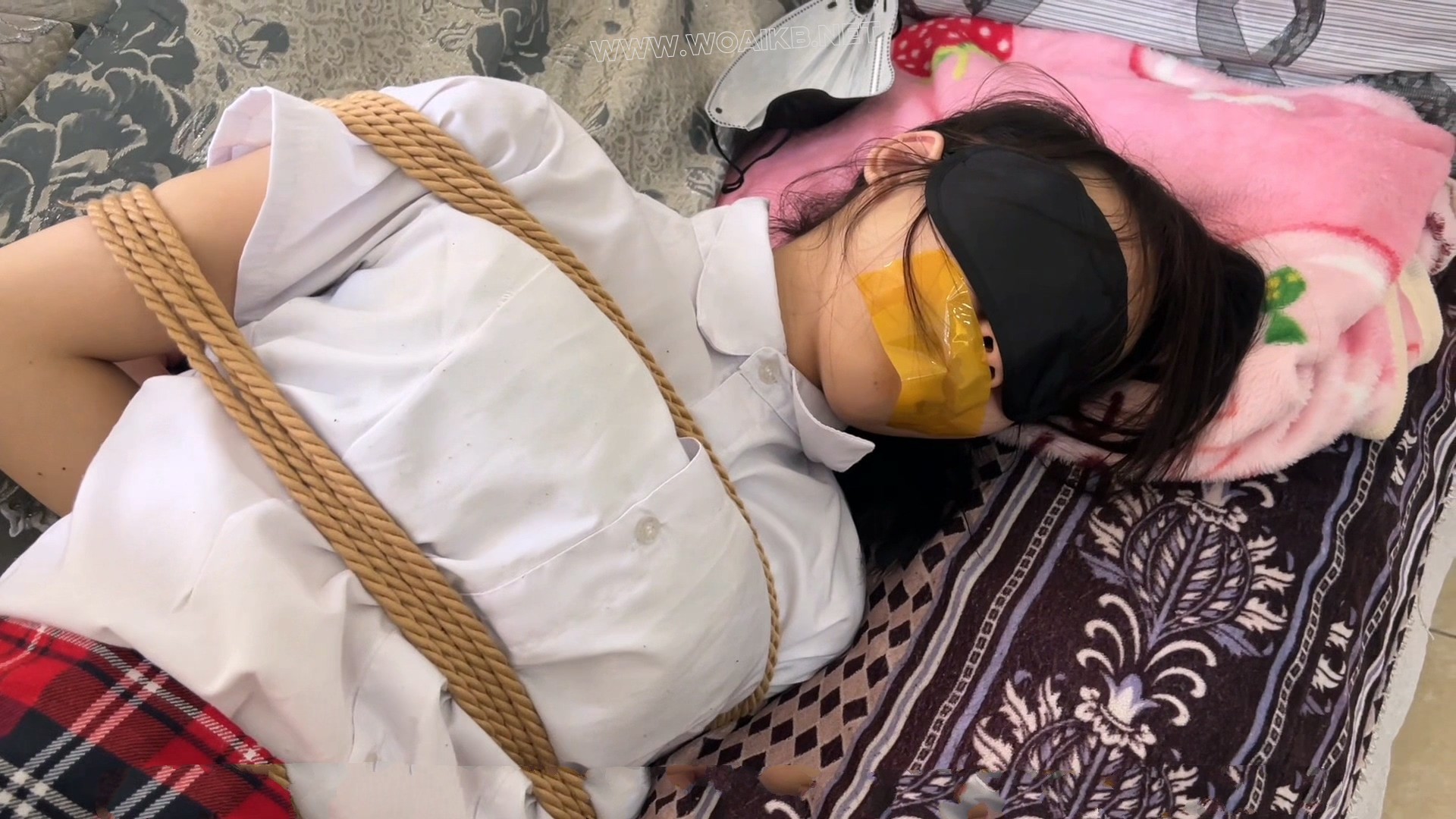 【琳媚】【何露】（一）女流氓入室 女孩反抗被捆起来狠狠折磨玩弄 预览图