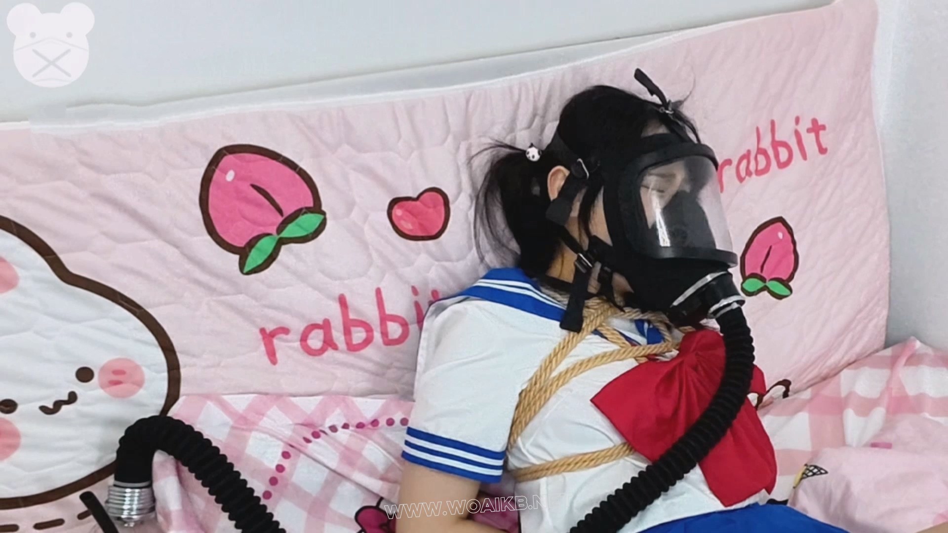 闯入贝贝的闺房发现一只躲在被窝里自缚偷偷玩真空袋的贝贝，这就不得不给贝贝来点 预览图